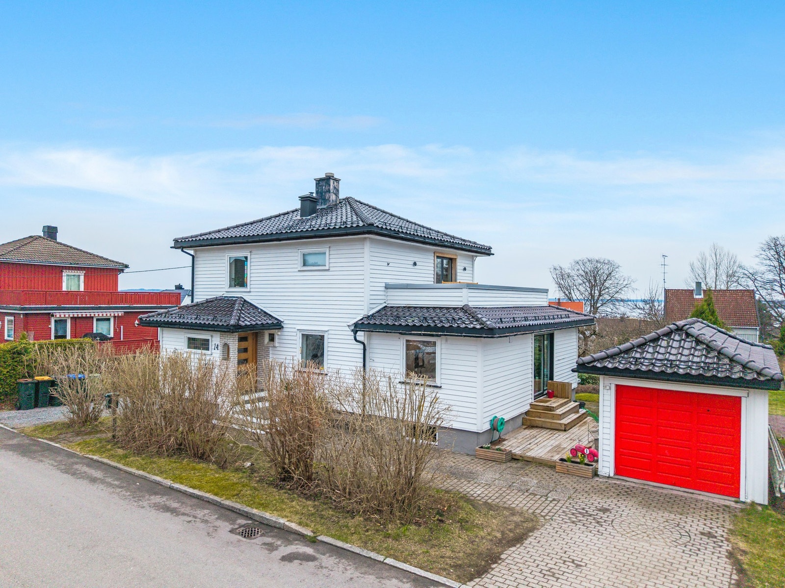 Parkering i egen gårdsplass og i garasje Galleribilde