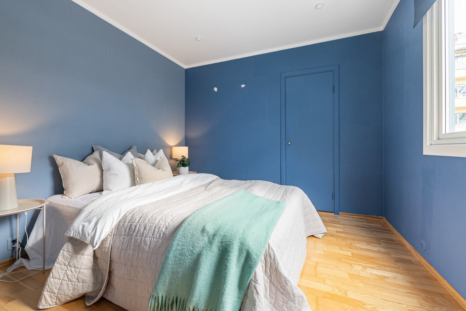 Soverom vendt mot bakgård. Her er det god plass til dobbeltseng og nattbord. Galleribilde
