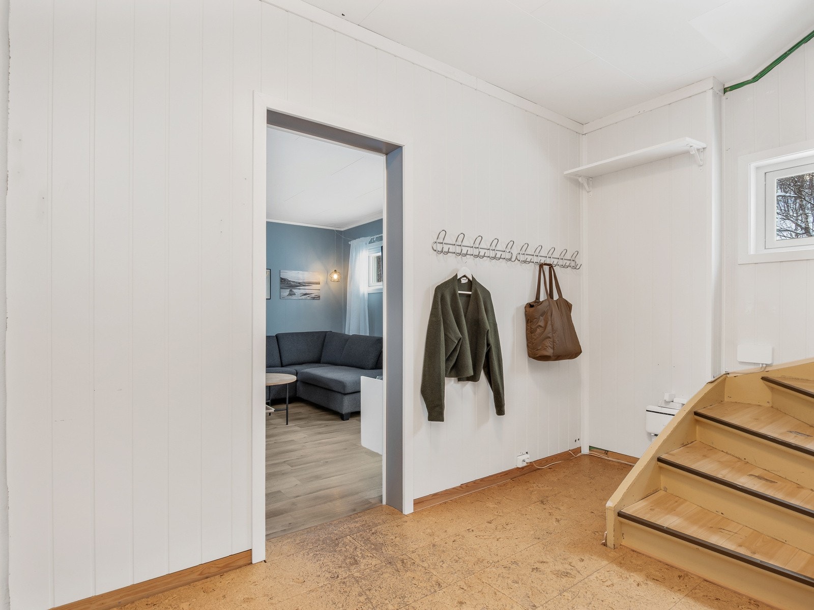 Fra vindfanget kommer man inn i en romslig hall med inngang til stuen og trapperom opp til andre etasje. Galleribilde