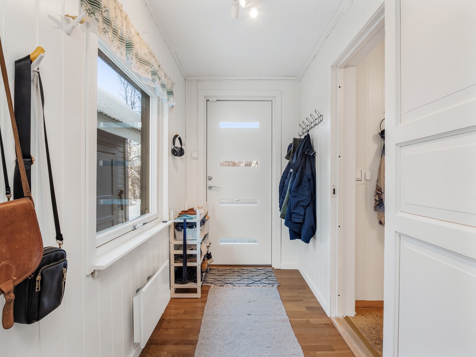 BIldet er tatt fra garderobe mot ytterdør. Galleribilde