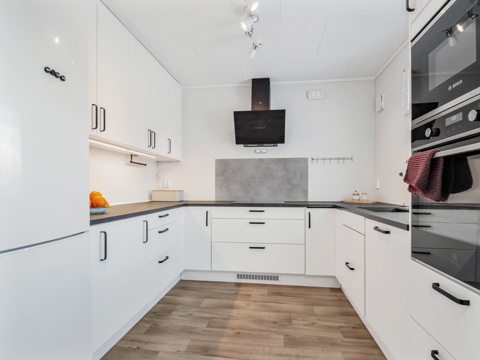 Kjøkkenet er lyst og romslig, og har godt med benkeplass, god plass til oppbevaring og flere integrerte hvitevarer! Galleribilde