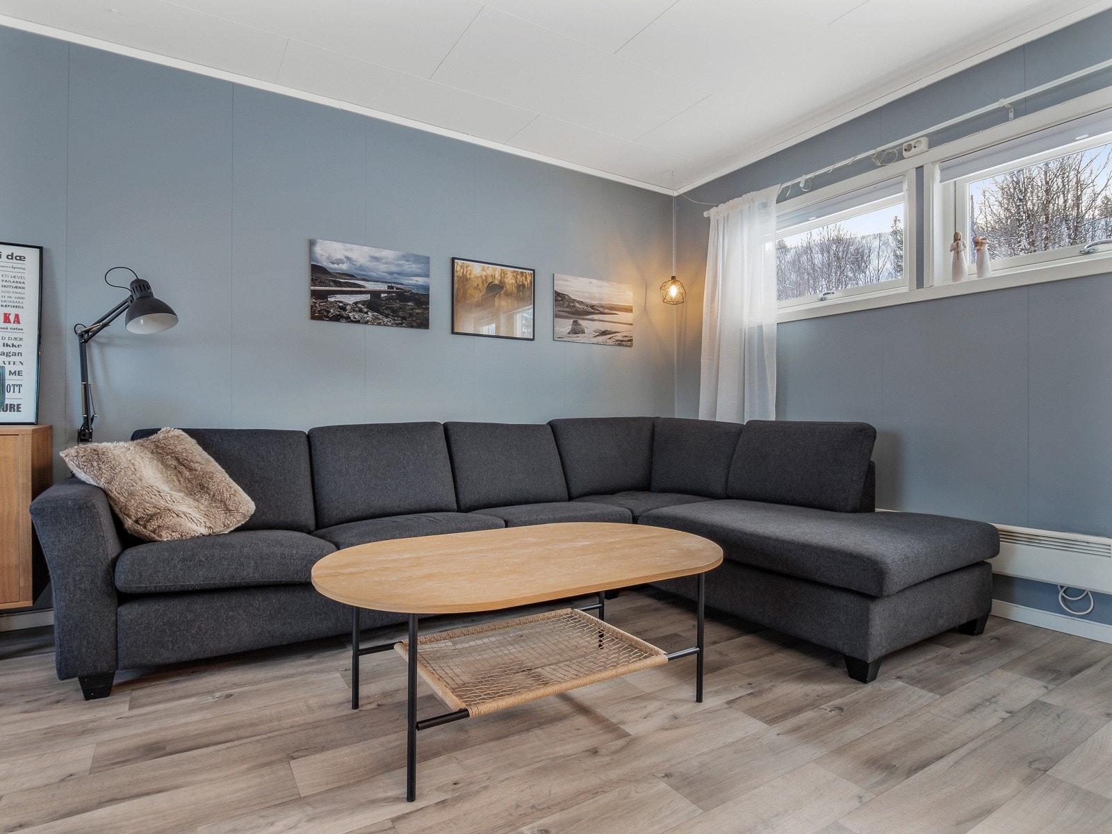 Det er god plas til stor sofa i stuen! Galleribilde