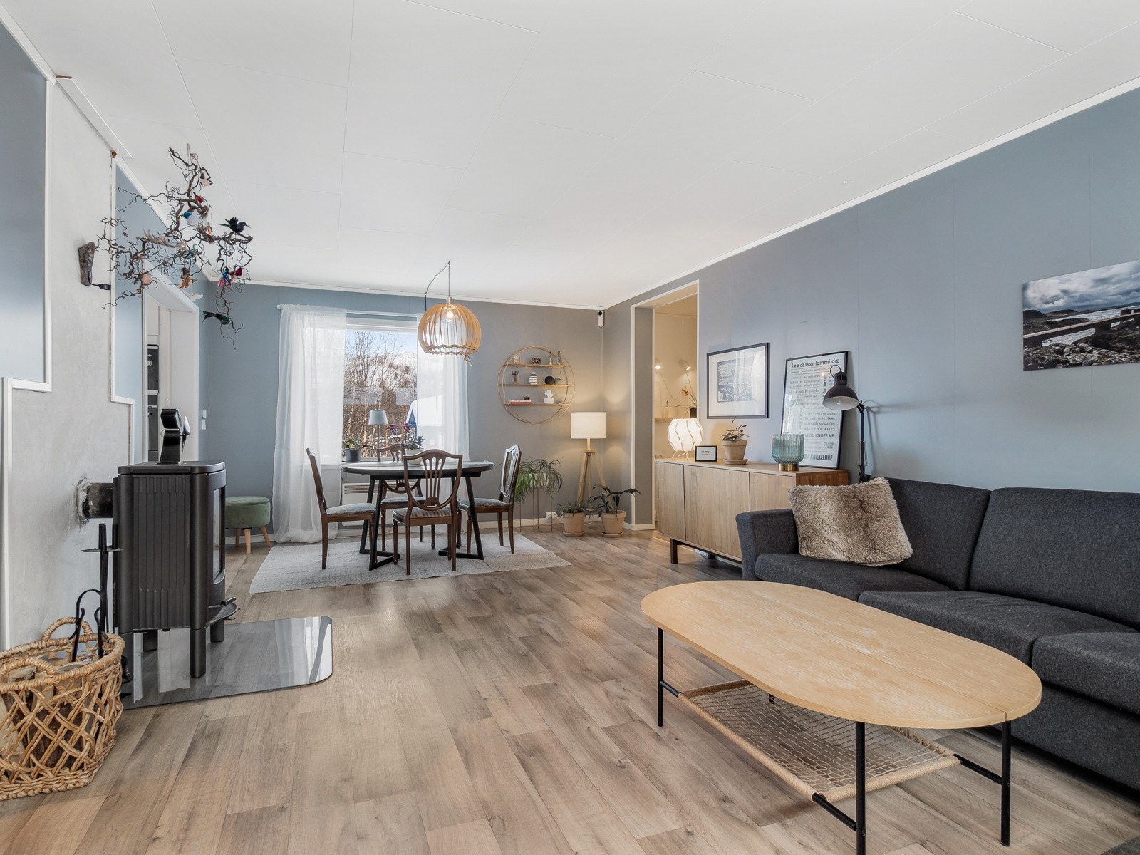 Stuen er lys og luftig, og veggene er holdt i en smakfull og dempet farge. Galleribilde