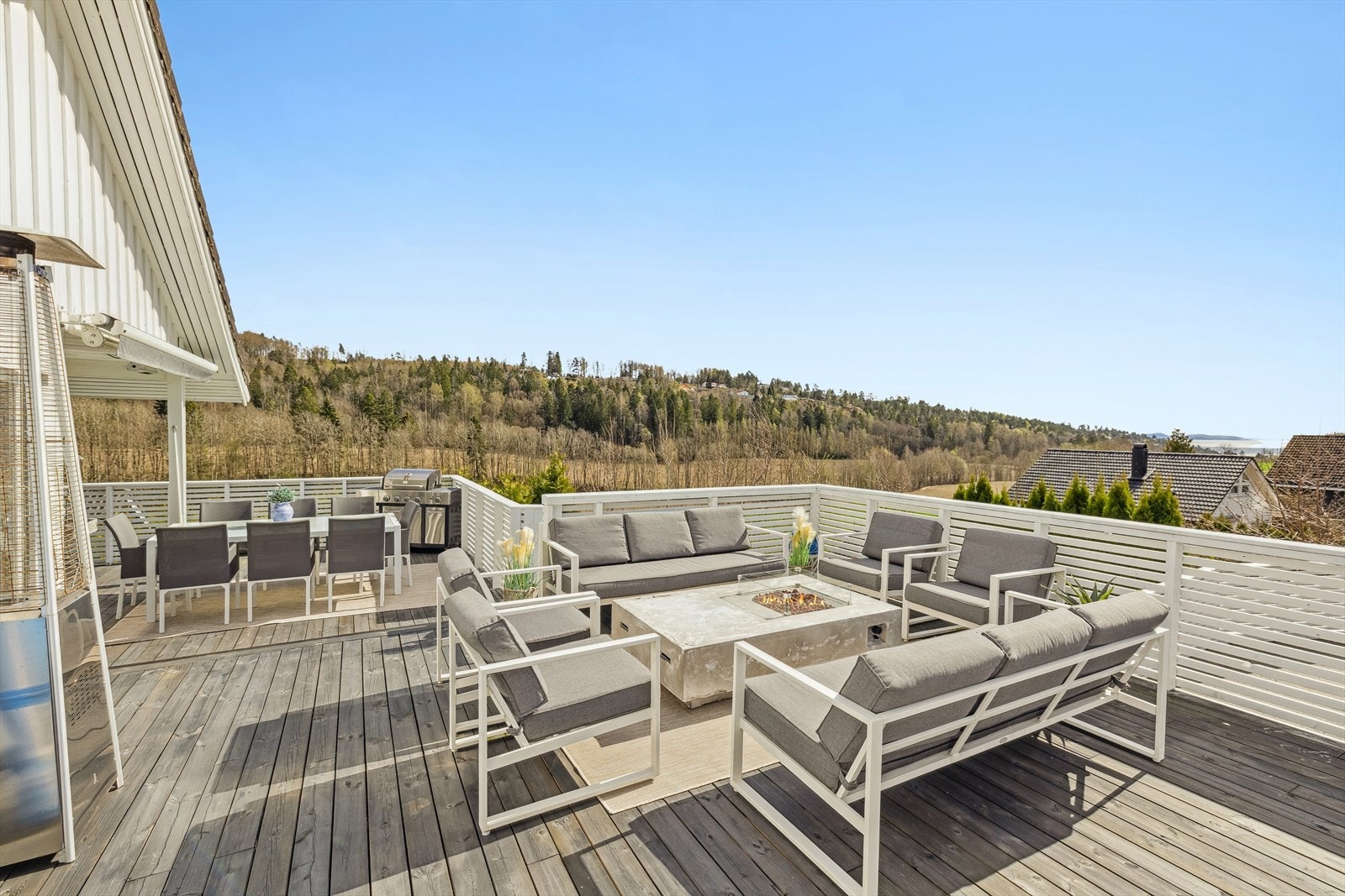 Solrik terrasse på ca. 68 m² over 2 nivåer - med nydelig utsikt utover både sjø og land Galleribilde