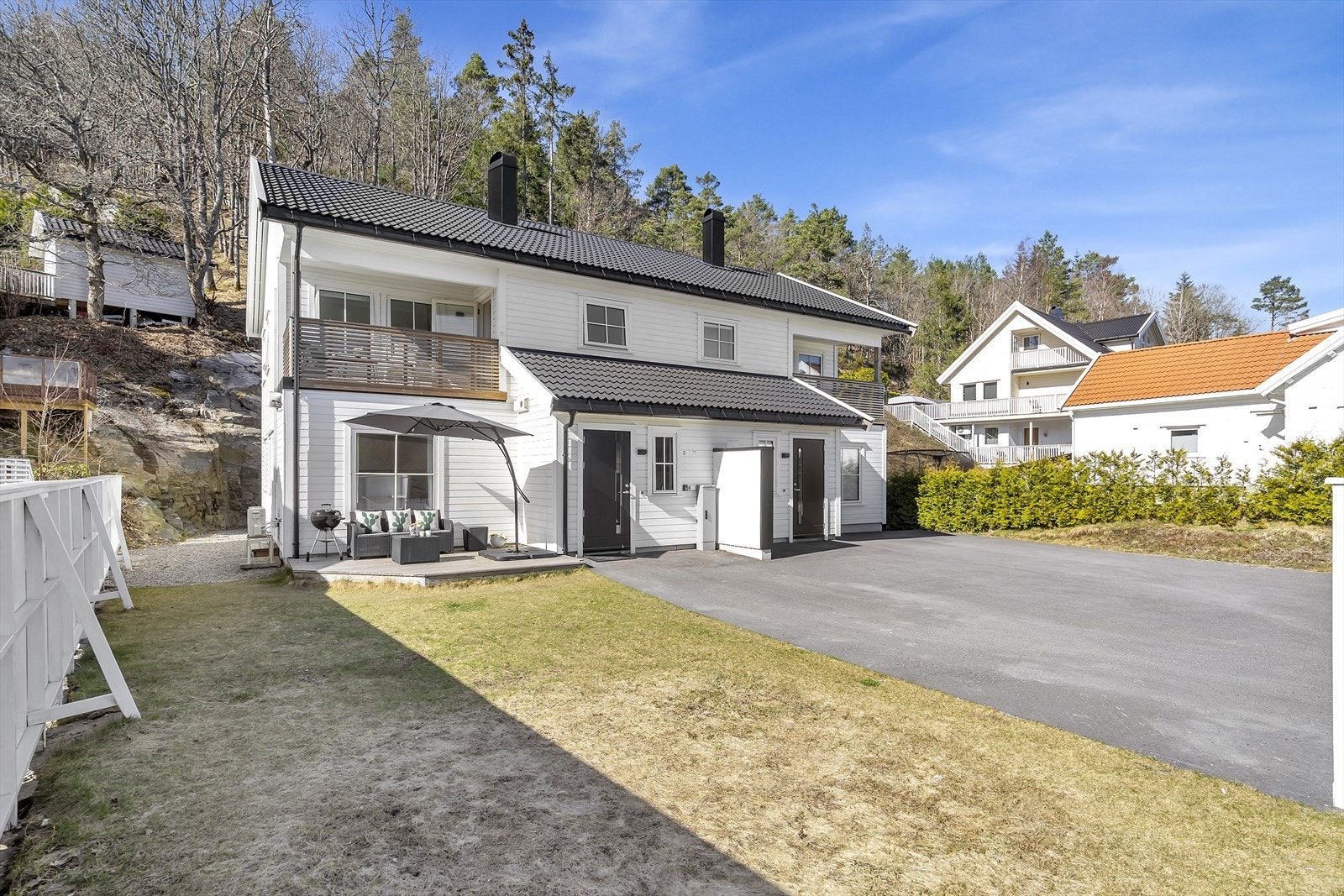 Gode parkeringsmuligheter i gårdsplassen. Galleribilde