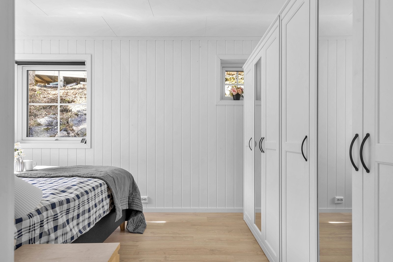 Det leveres med en stor, medfølgende garderobeløsning som gir rikelig med oppbevaringsplass og sørger for et organisert og stilrent inntrykk. Galleribilde