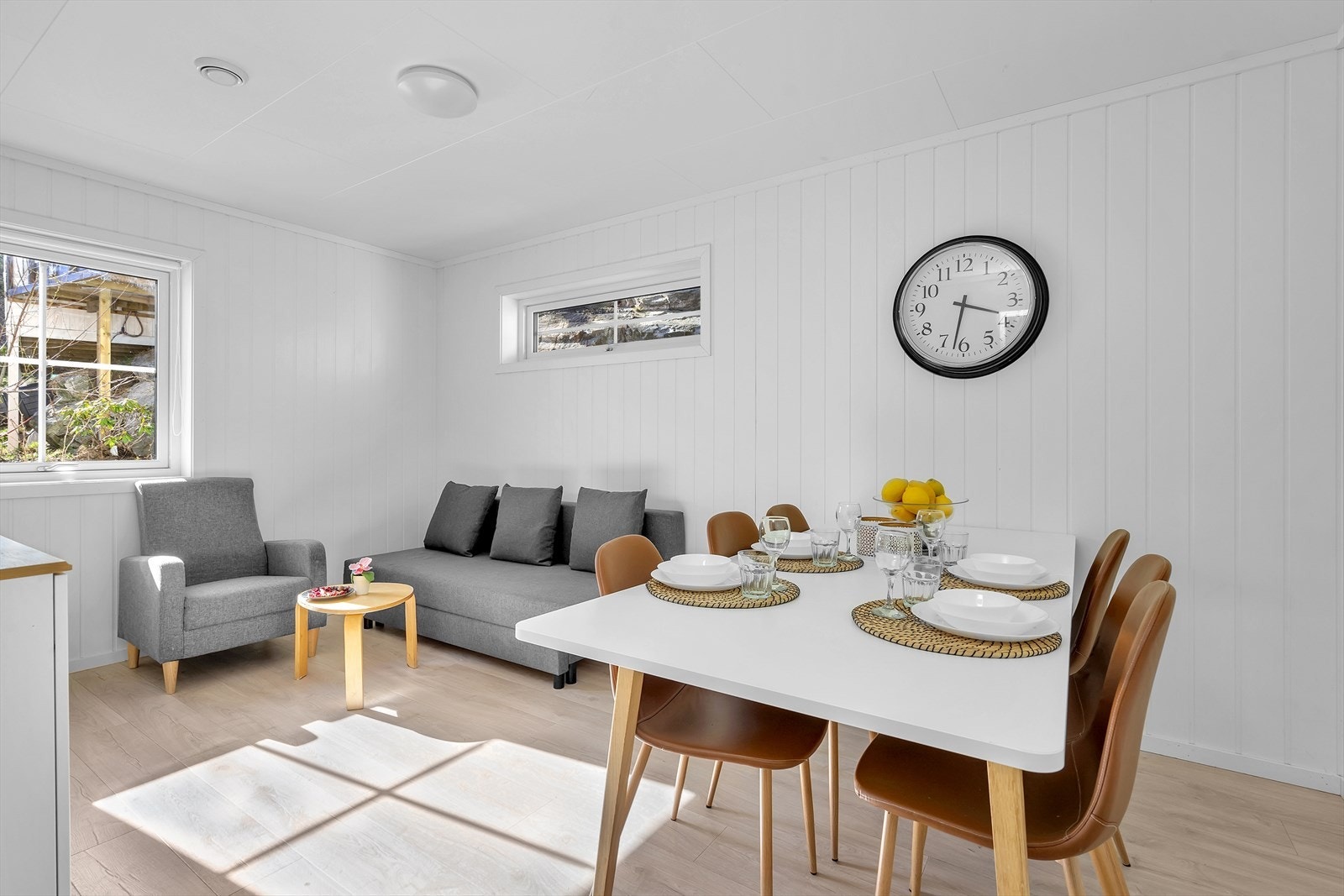 Dette rommet er opprinnelig et soverom, men er praktisk innredet som en spisestue for deg som ønsker ekstra plass til å samle familie og venner rundt et godt måltid. Galleribilde