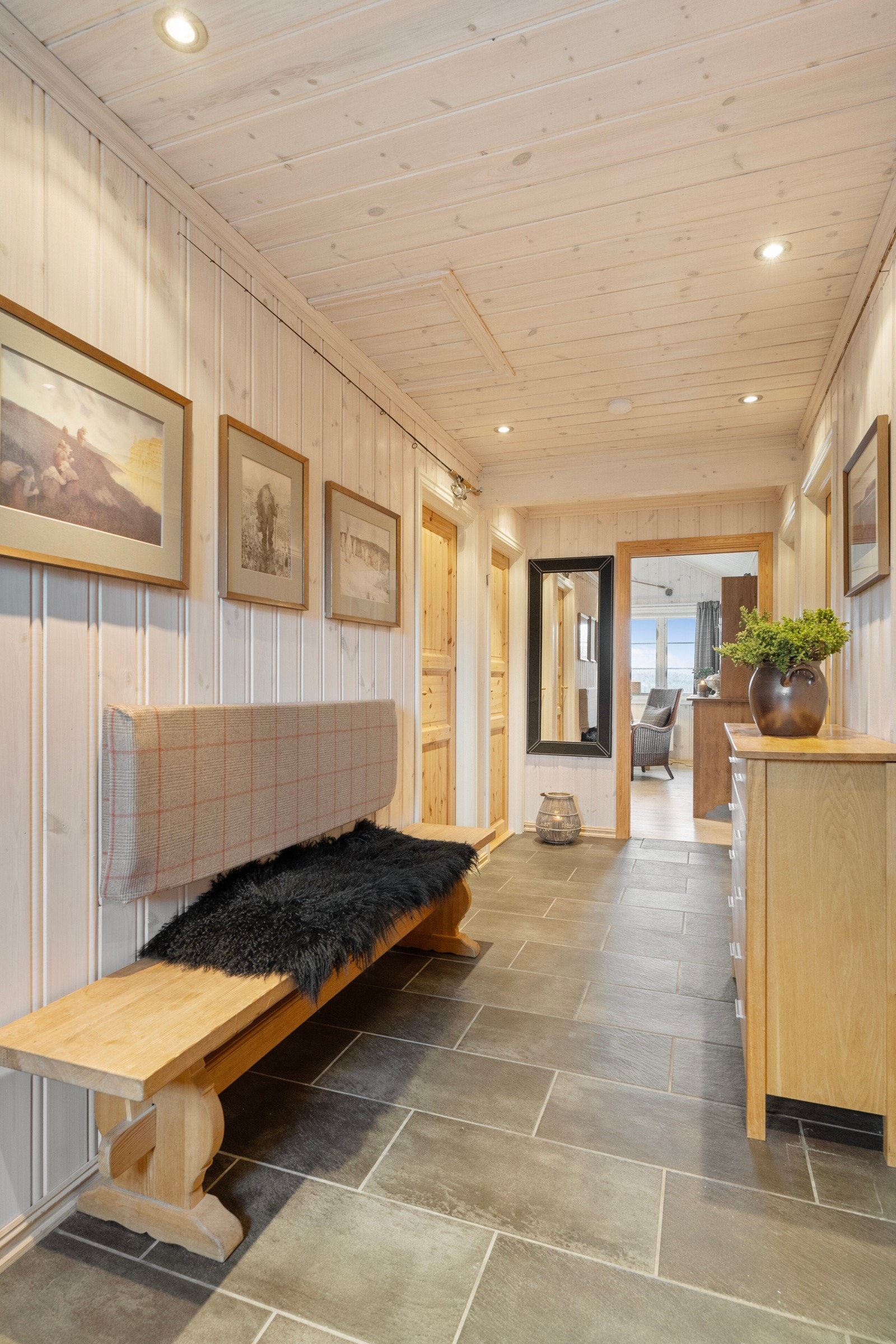 Hytta har alle fasiliteter med strøm, vann og avløp tilknyttet kommunalt nett Galleribilde