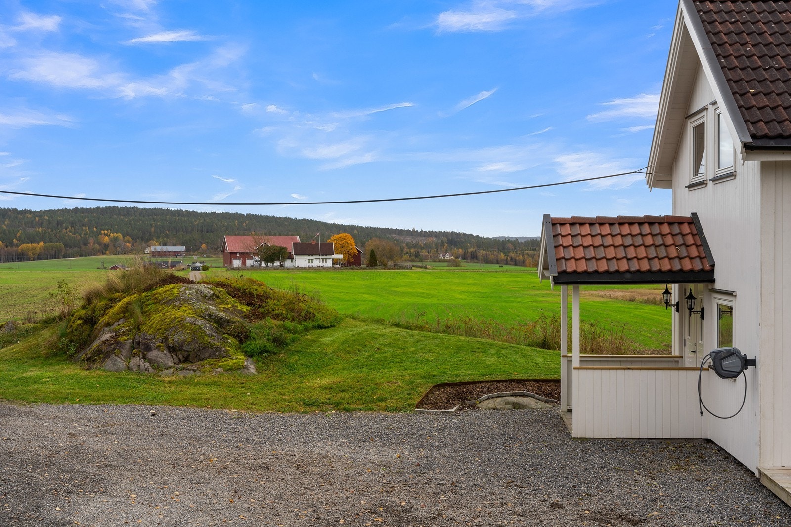 Eiendommen ligger i solrike og landlige omgivelser Galleribilde