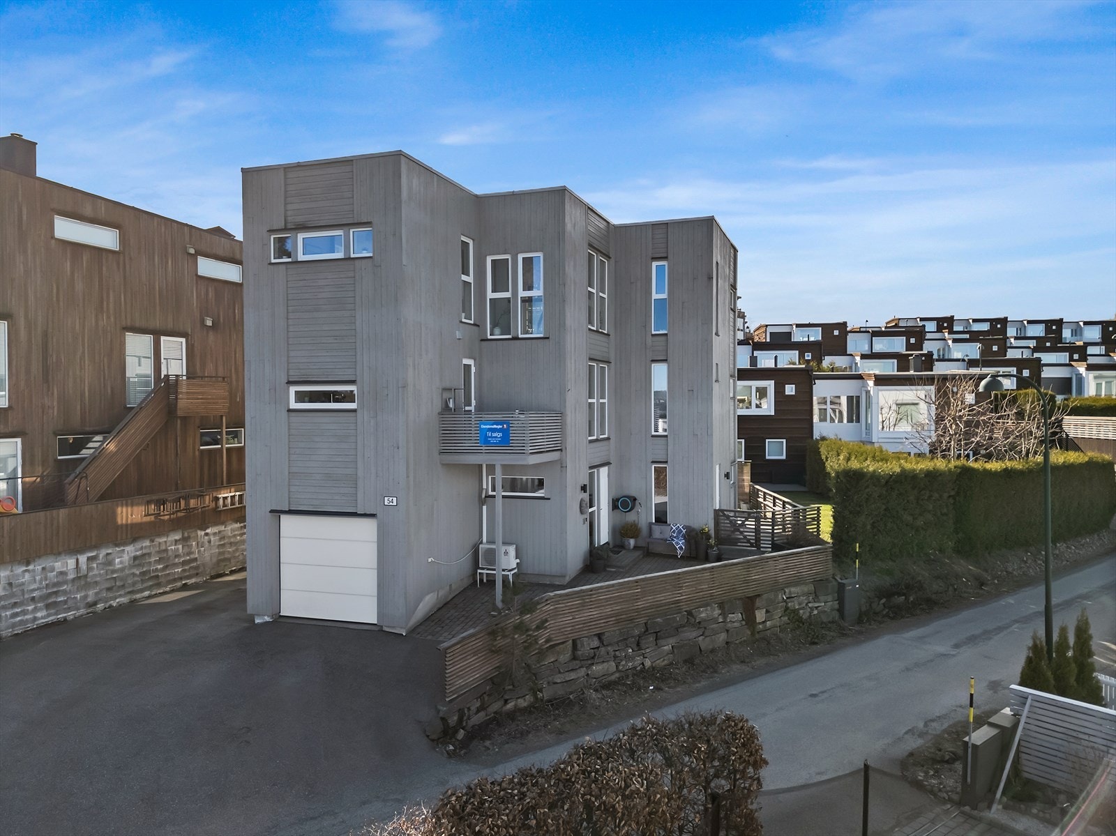 Moderne enebolig med ypperlig plassering på Justneshalvøya! Boligen har parkering i garasje samt på egen tomt. Galleribilde