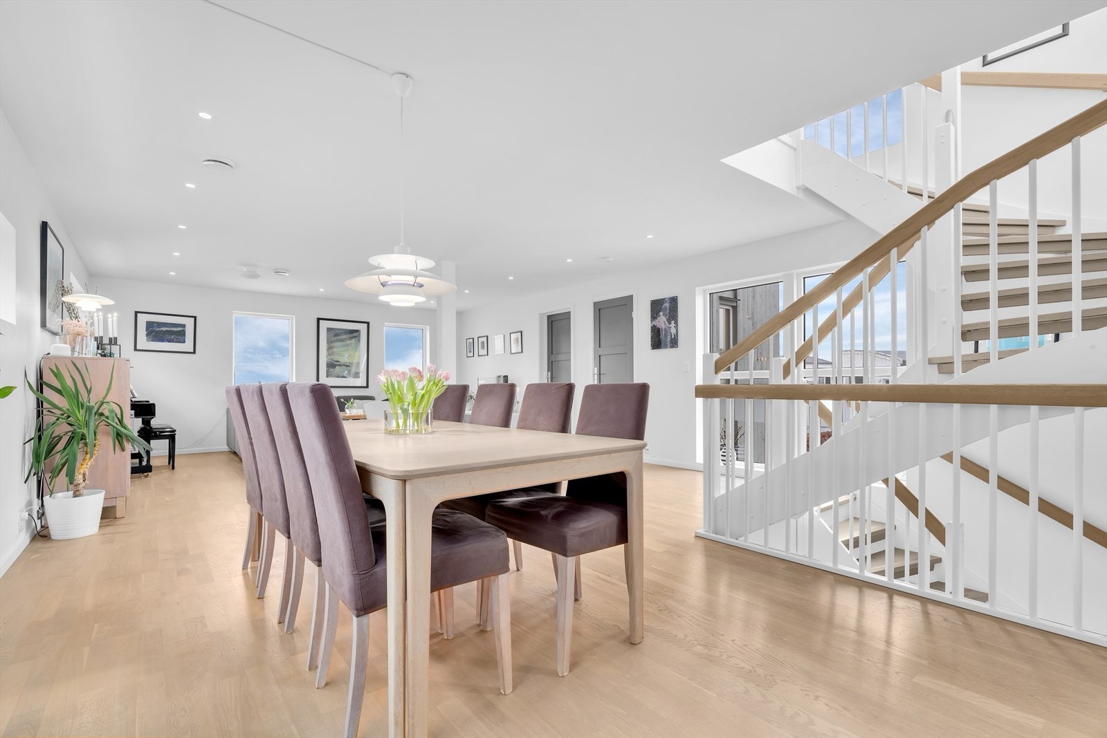 Det er rikelig med plass til å dekke opp til langbord for opptil 20 gjester Galleribilde