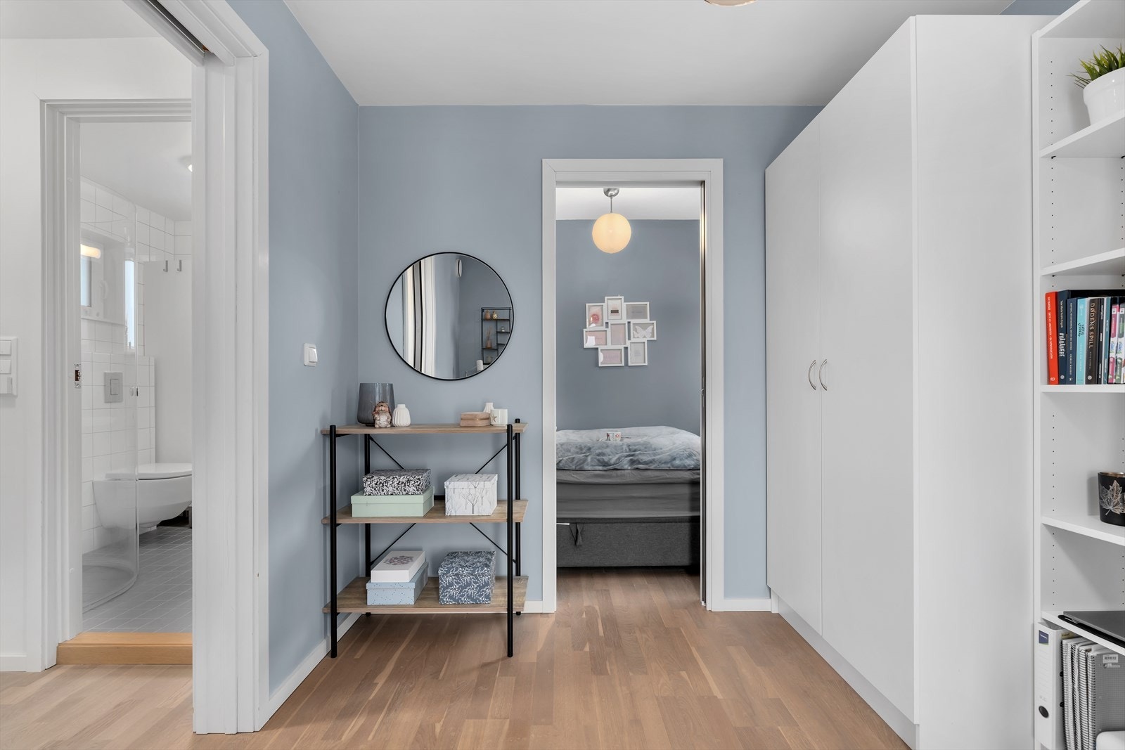Det ene soverommet er innredet med en praktisk walk-in closet Galleribilde