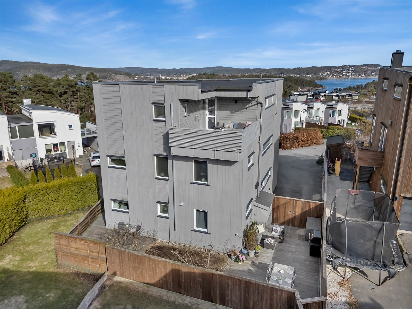 Her finner du solrike og flotte uteplasser i alle etasjer samt terrasse og hage som omkranser boligen på bakkeplan. Galleribilde