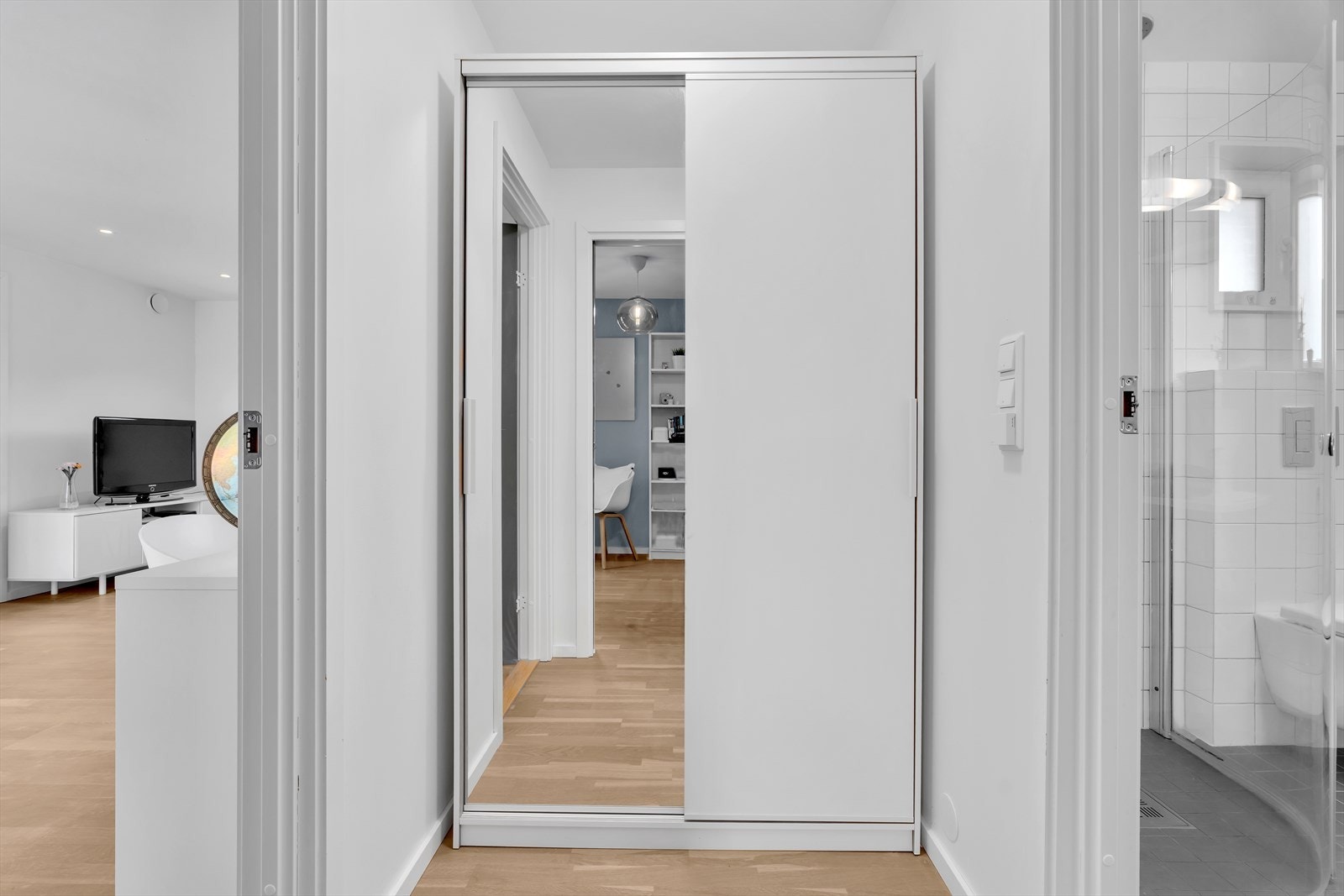 Gang innredet med garderobeskap med plass til oppbevaring Galleribilde