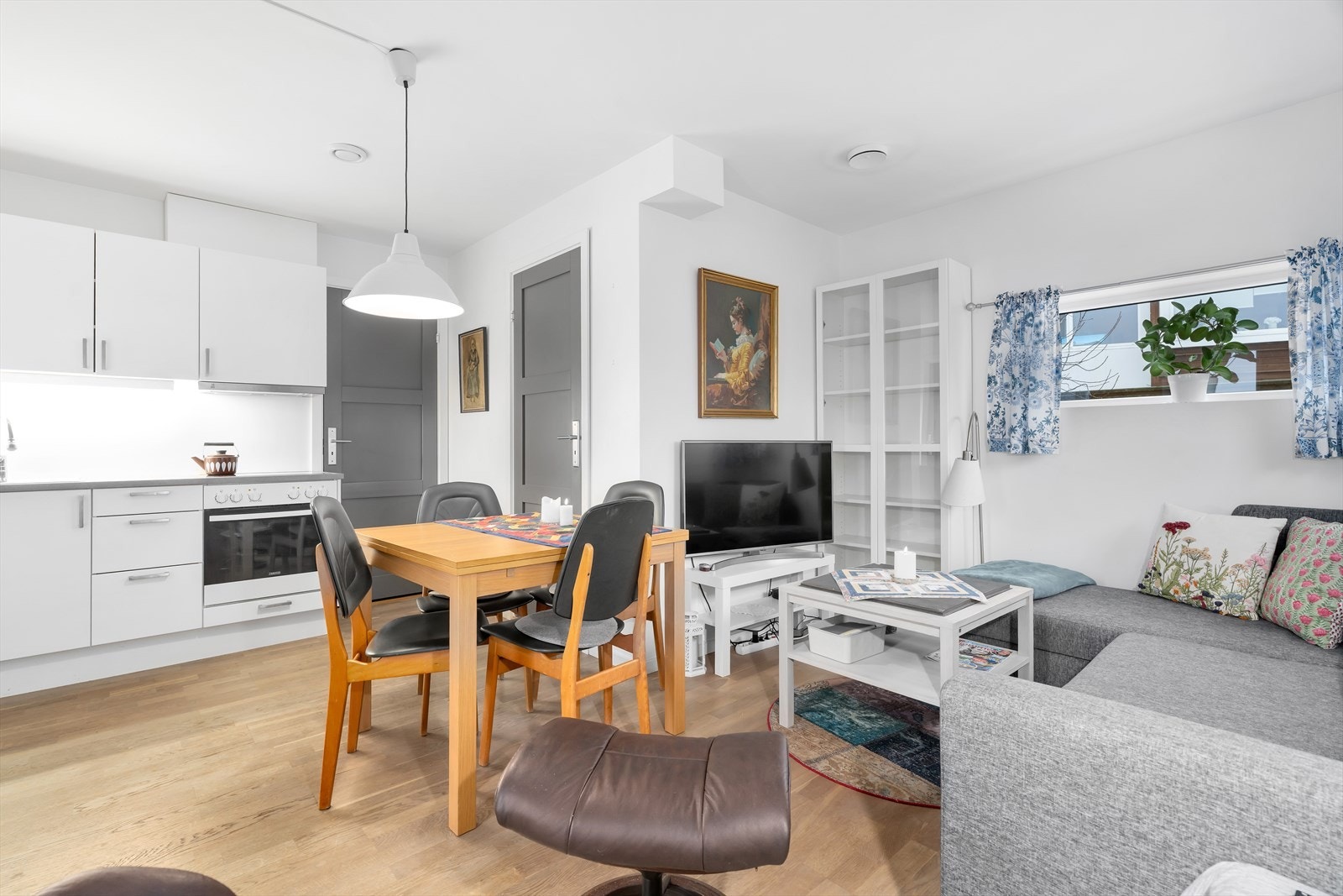 Praktikantdel med egen, separat inngang ved siden av huset Galleribilde