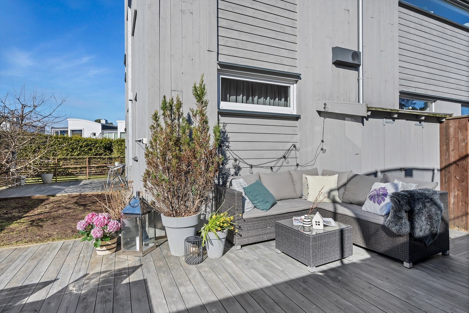 Terrasse og hage til glede for store og små. Galleribilde