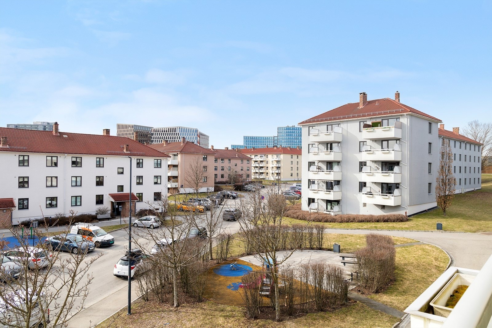 Fellesområdene er opparbeidet med grøntarealer og internveier Galleribilde