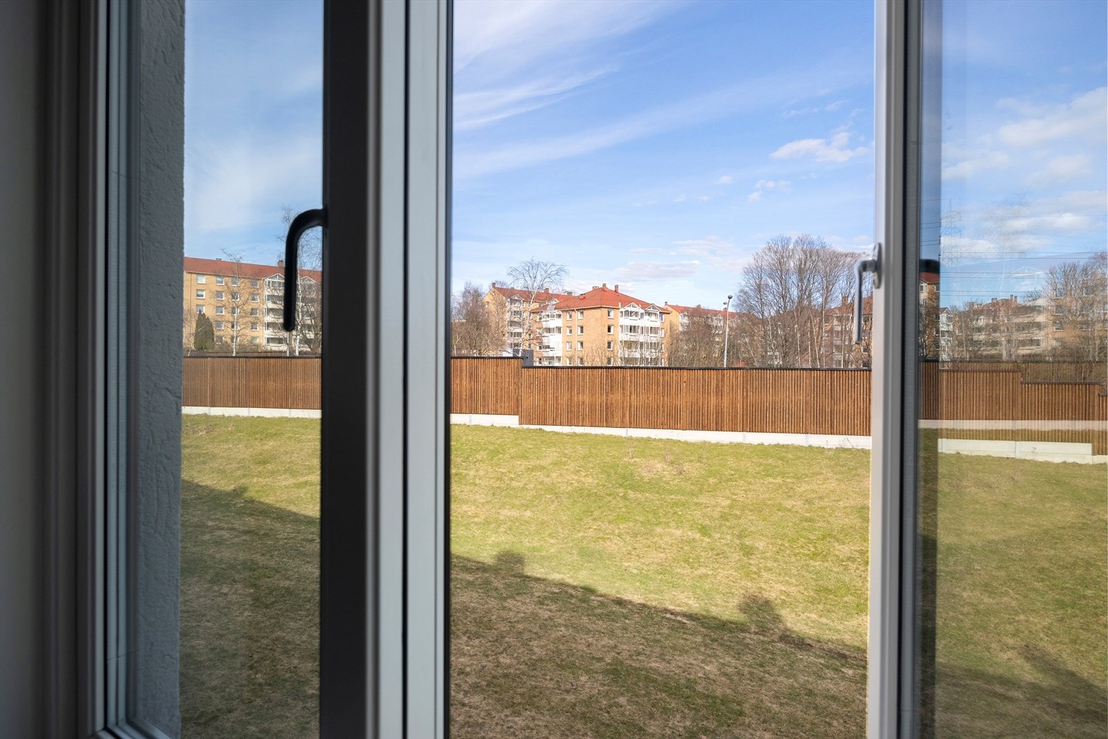 Utsyn mot fellesarealer og omkringliggende bebyggelse Galleribilde