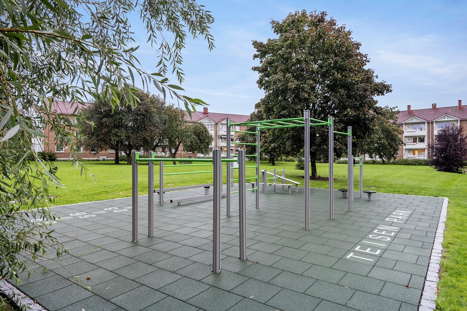 Flotte grøntområder på Teisen med park og treningsapparater - perfekt for både rekreasjon og aktivitet rett i nærheten Galleribilde