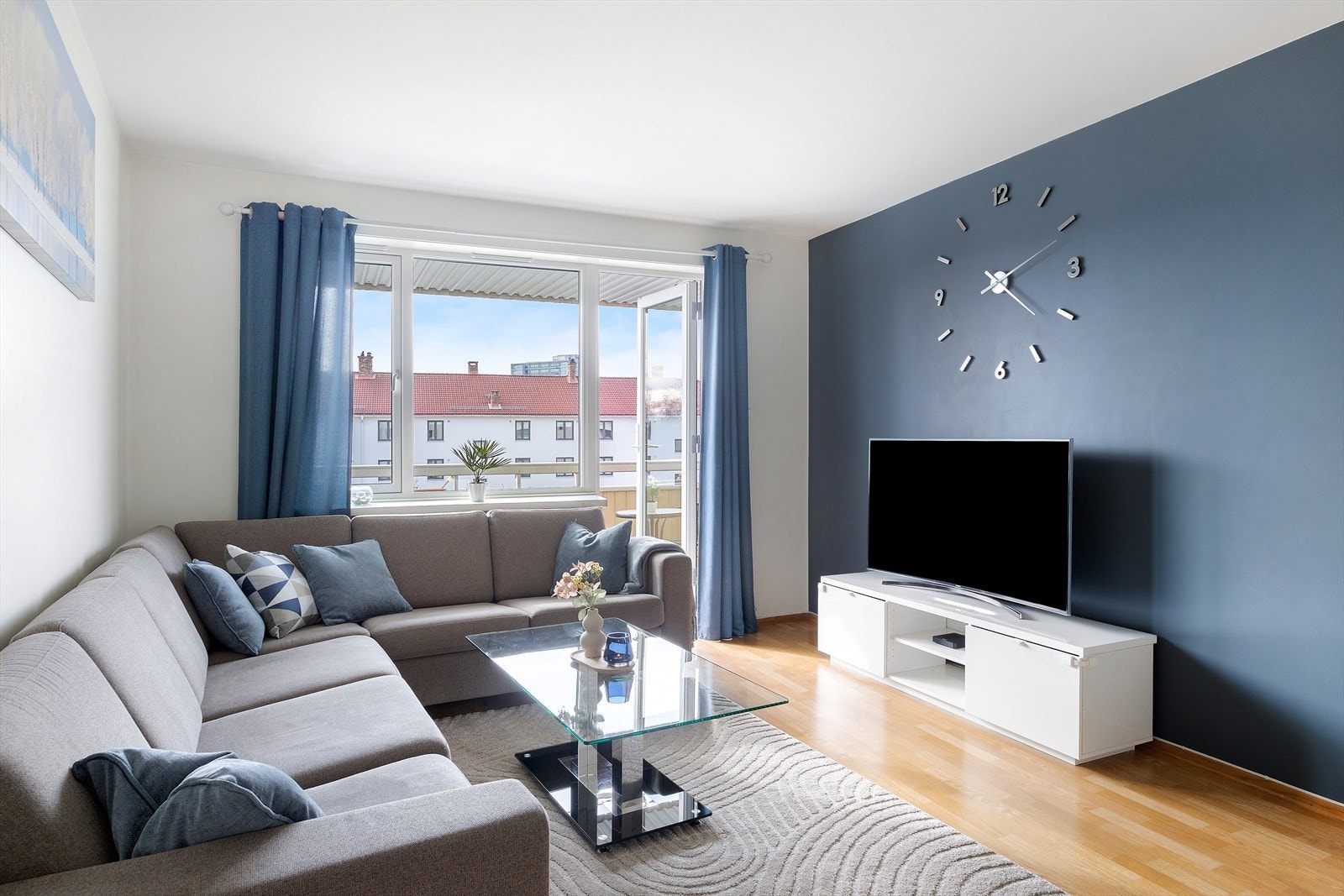 Stuedel med plass for sofaoppsett, TV-løsning og spiseplass i bakre del av rommet Galleribilde