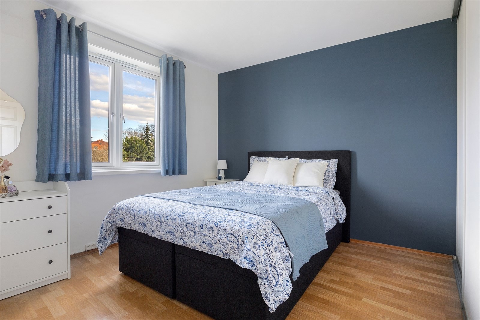 Hovedsoverom med plass til dobbeltseng og nattbord. Galleribilde