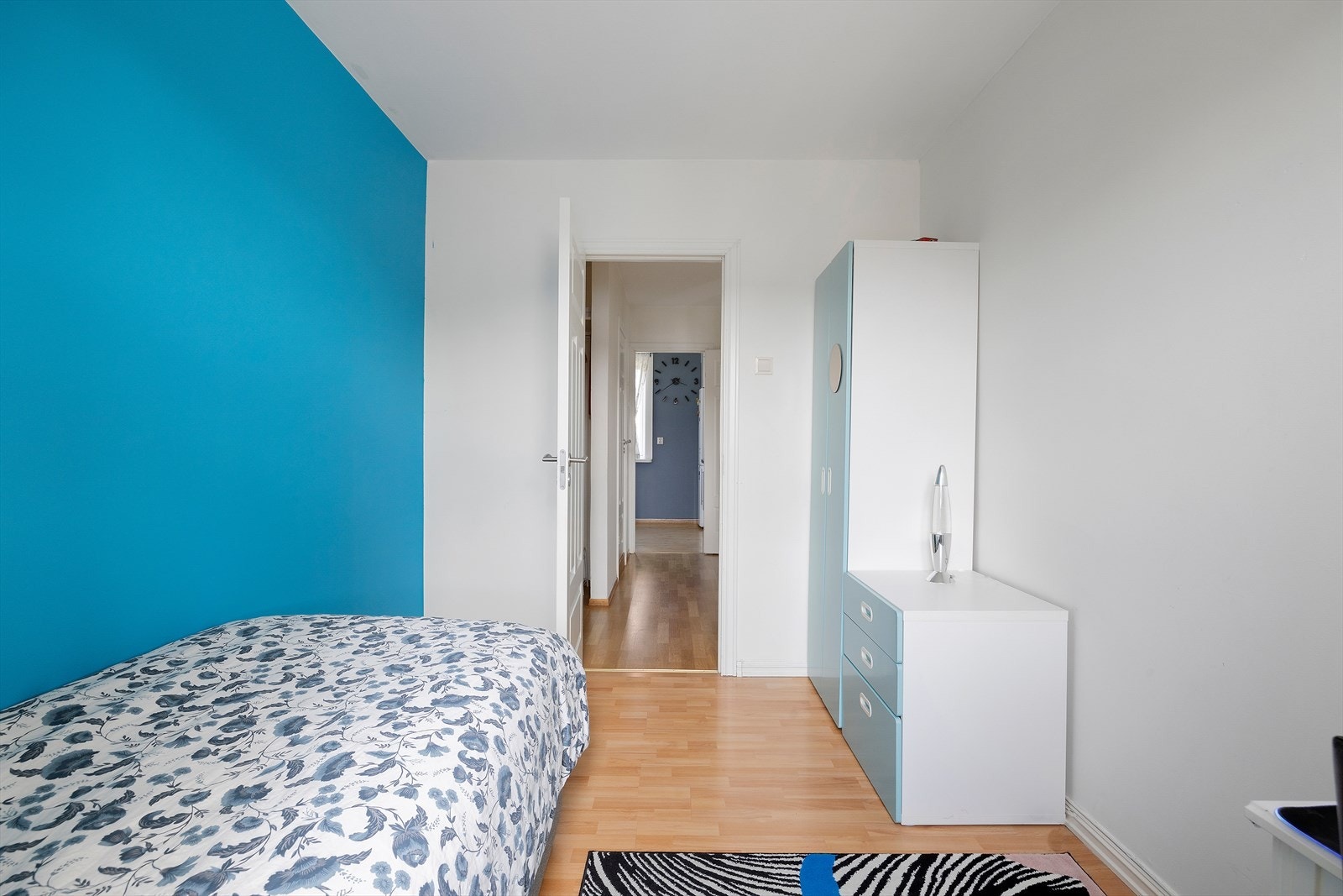 God plass til seng, nattbord og garderobeskap på soverom. Galleribilde