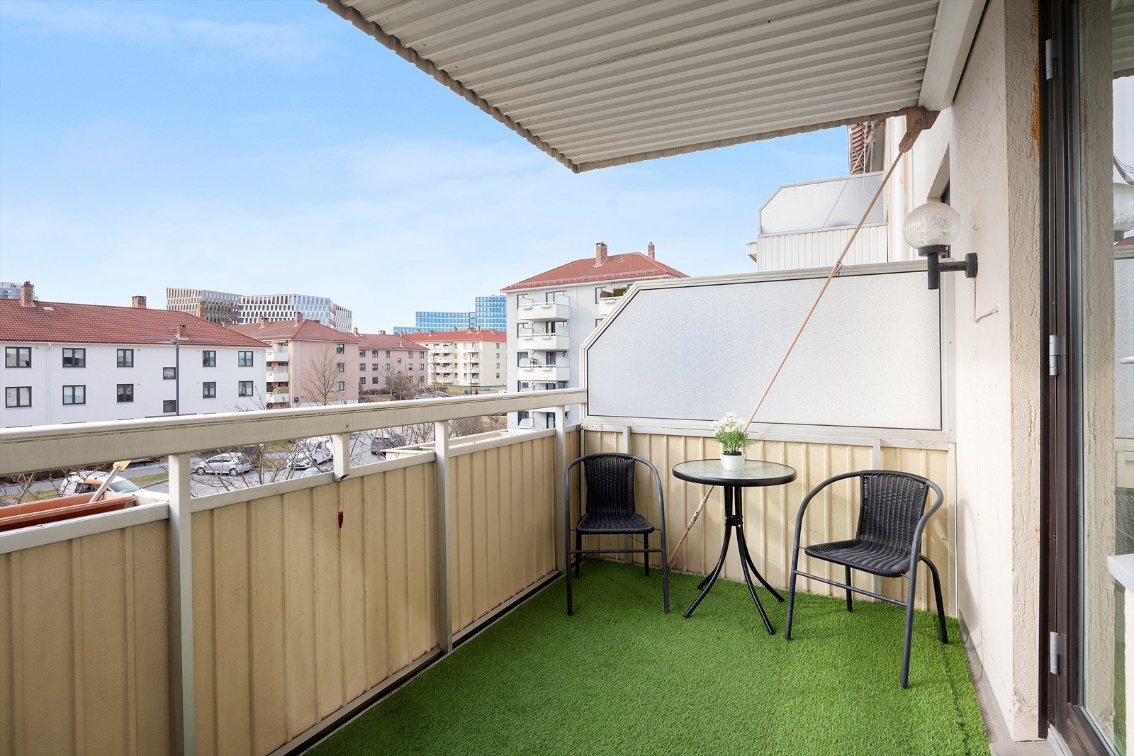 Velkommen til Agmund Bolts vei 29! Balkong på 8 m² med utgang fra stuen og plass til sittegruppe. Foto: Junaid Hanif Galleribilde