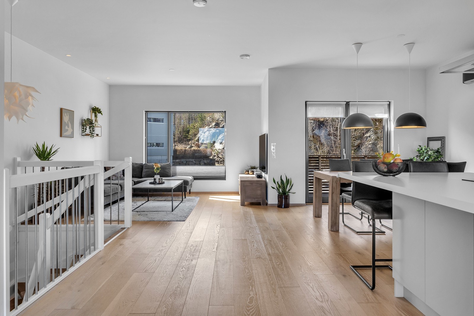 Store vindusflater gir godt med naturlig lys Galleribilde