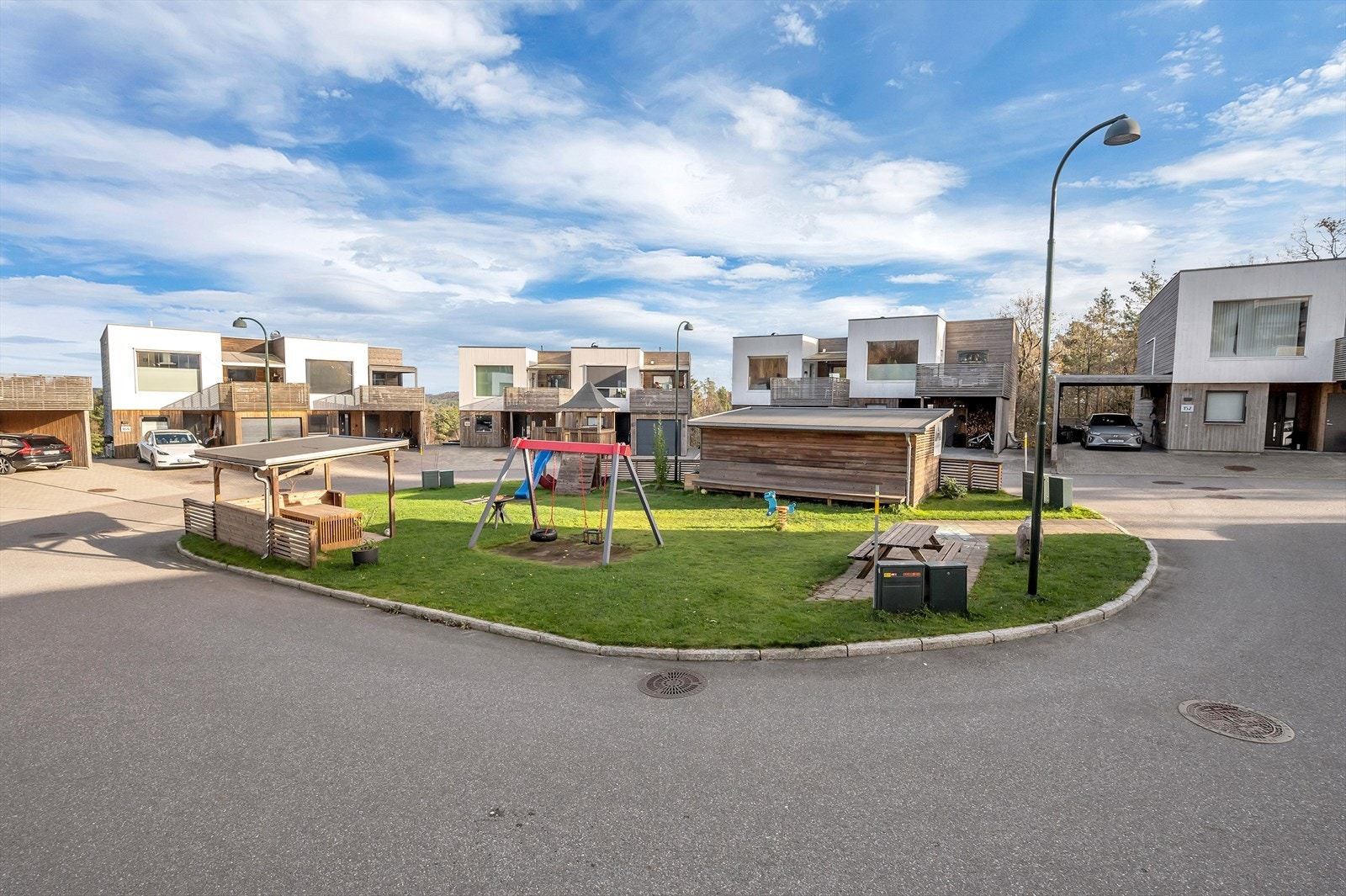 Flott tun med lekeplass Galleribilde