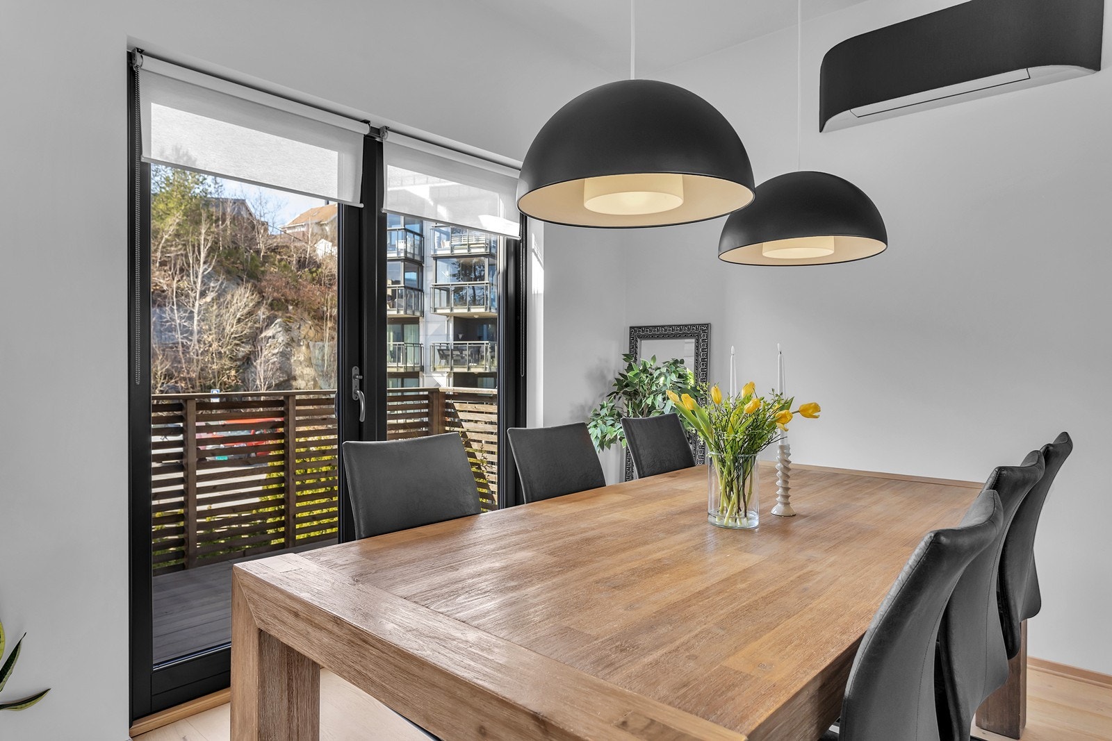 Utgang til veranda med vindeltrapp ned til hage Galleribilde