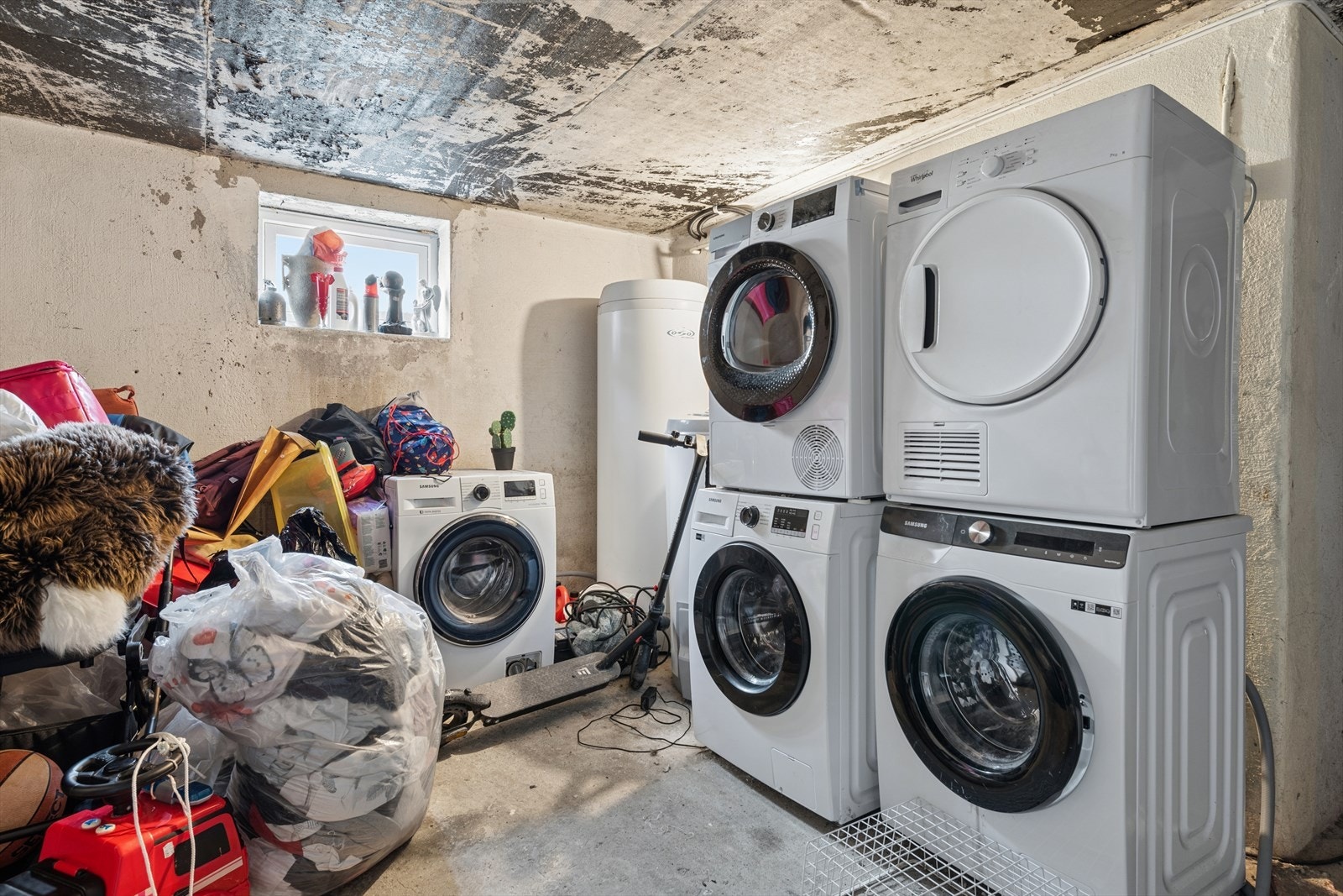 Lagringsboden på ca. 7,6 m² gir gode muligheter for oppbevaring, og det er i tillegg tilgang til felles vaskerom i kjelleretasjen. Galleribilde