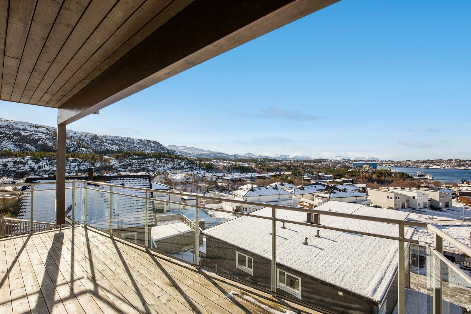 Romslig overbygd veranda med nydelig utsikt og sol til den går ned i havet! Galleribilde