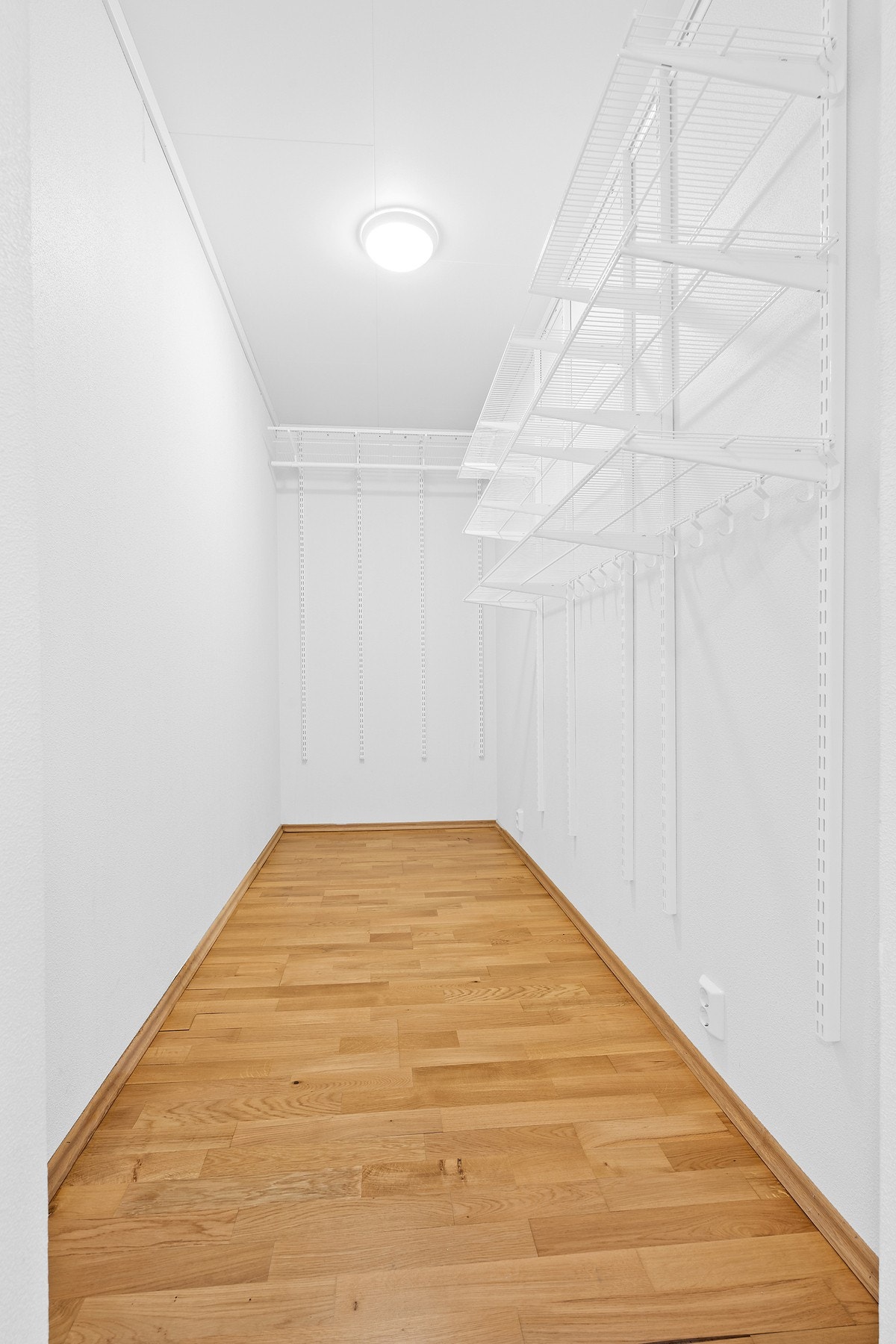 Garderobe i tilknytning til soverommet Galleribilde