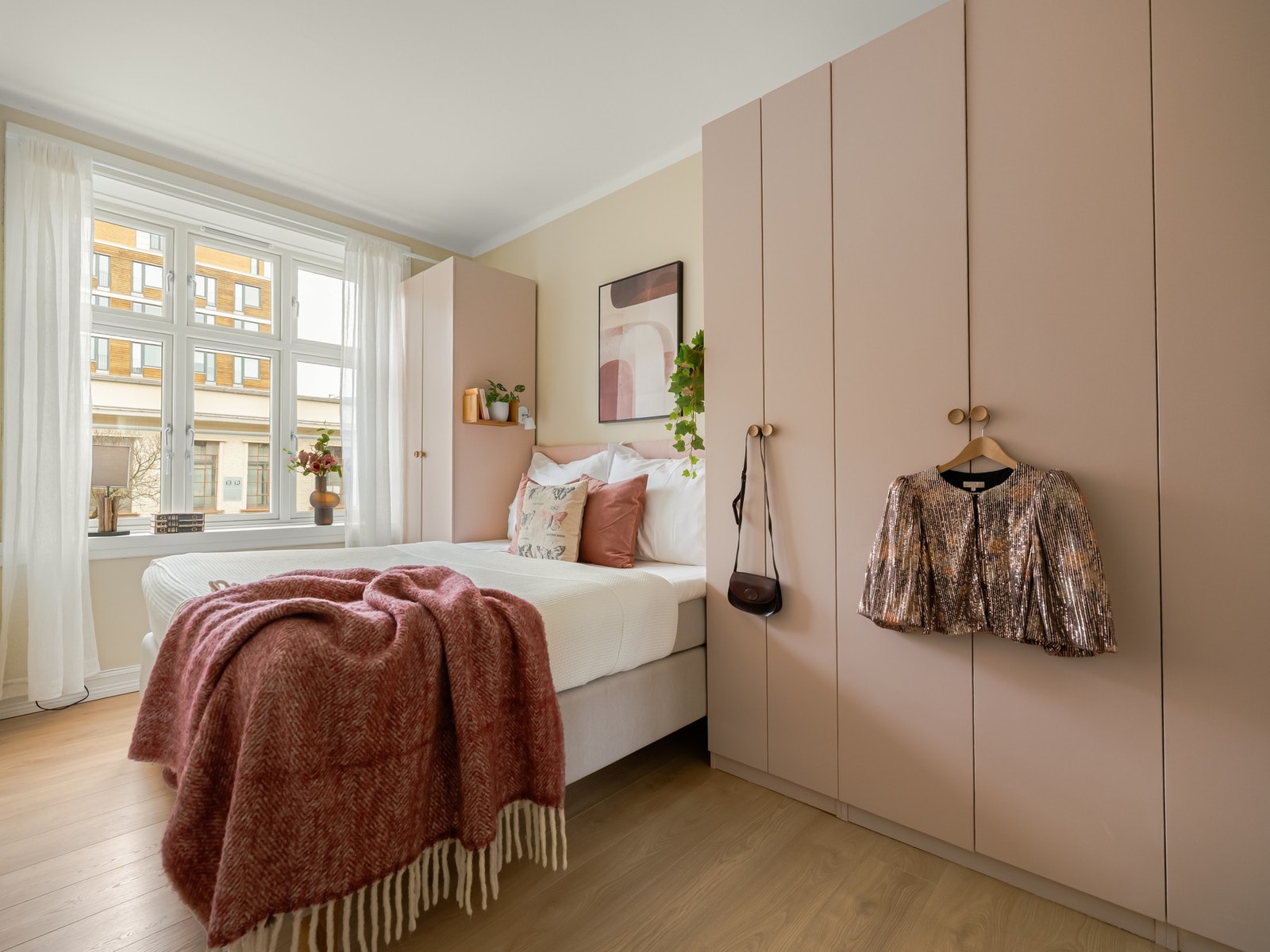 Dette er et nydelig soverom, luftig og godt og med massevis av skapplass. Galleribilde