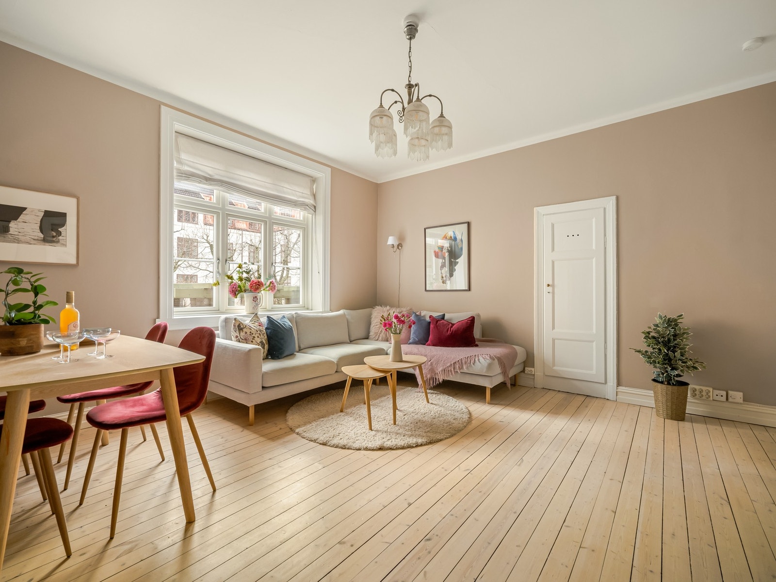 Vi starter i stua, som er av den gode, gamle sorten. God plass til både sofa og spisestue her altså. Galleribilde