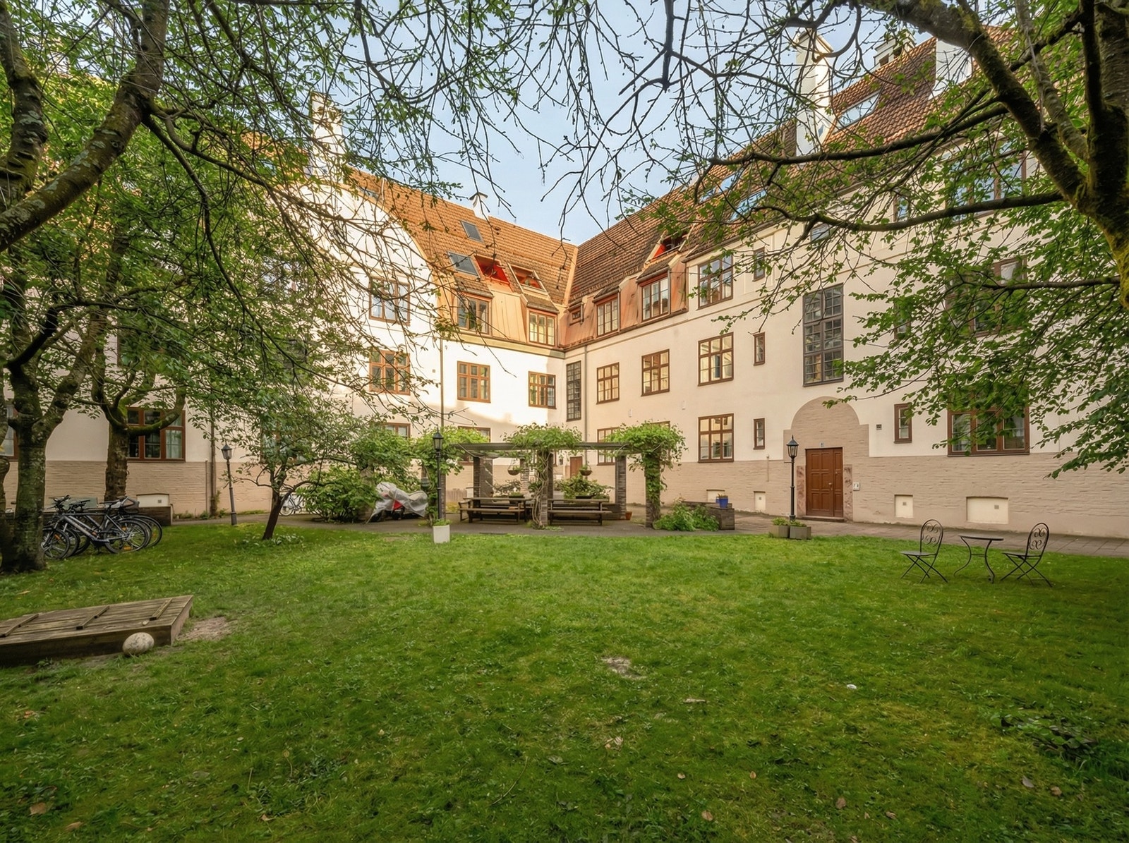 Bakgården er utrolig vakker, og siden bildene ble tatt før det ble grønt har AI hjulpet oss litt med å få det fint. Galleribilde