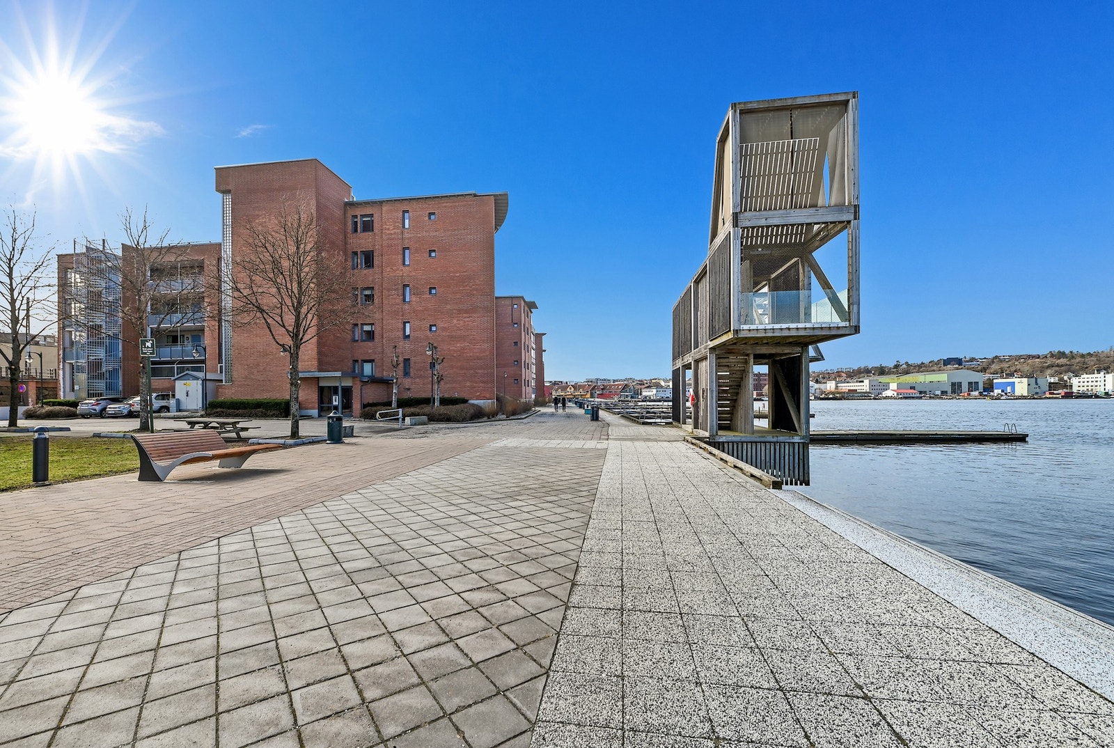 Leiligheten ligger i et ettertraktet område på Bryggekanten og gir et meget godt inntrykk. Galleribilde