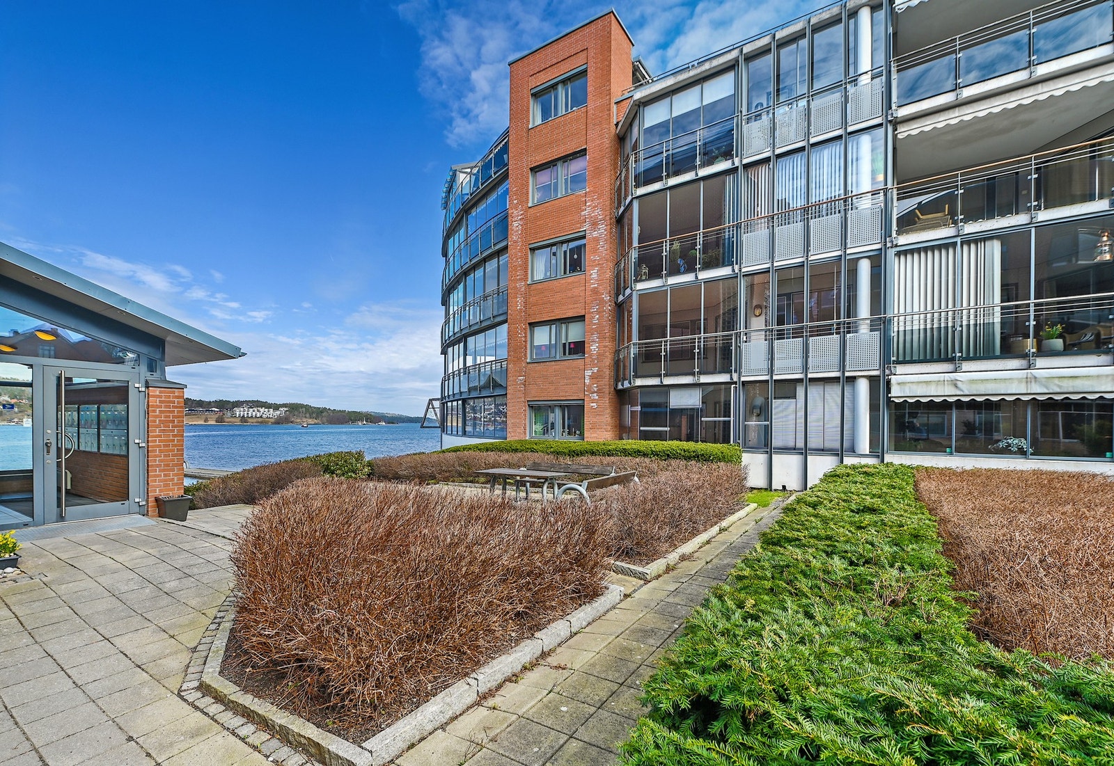 Her har du en flott 3-roms selveierleilighet beliggende i 2. etasje, med enkel adkomst med heis i bygget. Galleribilde