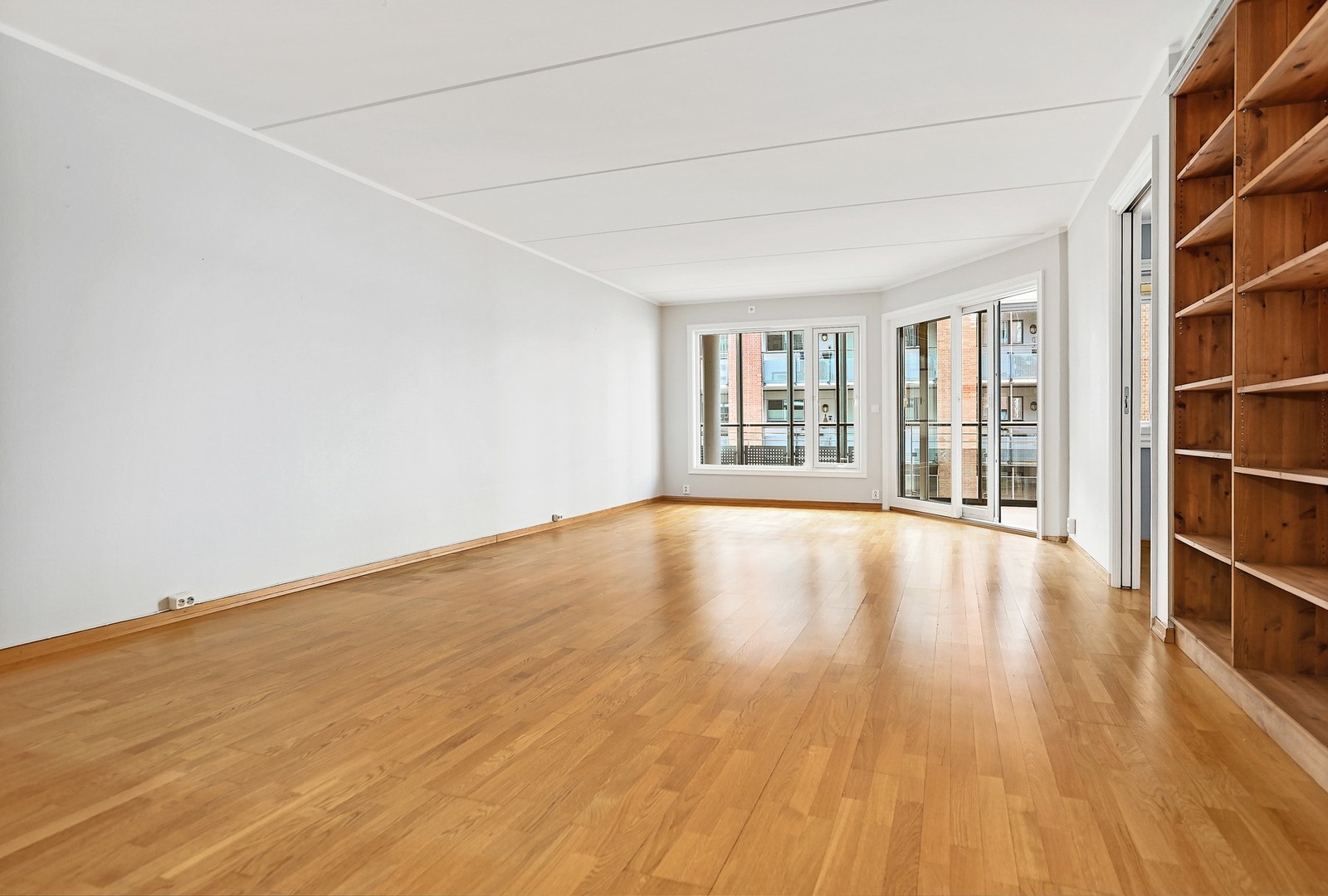 Den praktiske løsningen gjør det enkelt å møblere, og det er plass til både spisestue og sofagruppe med tilhørende møblement. Galleribilde