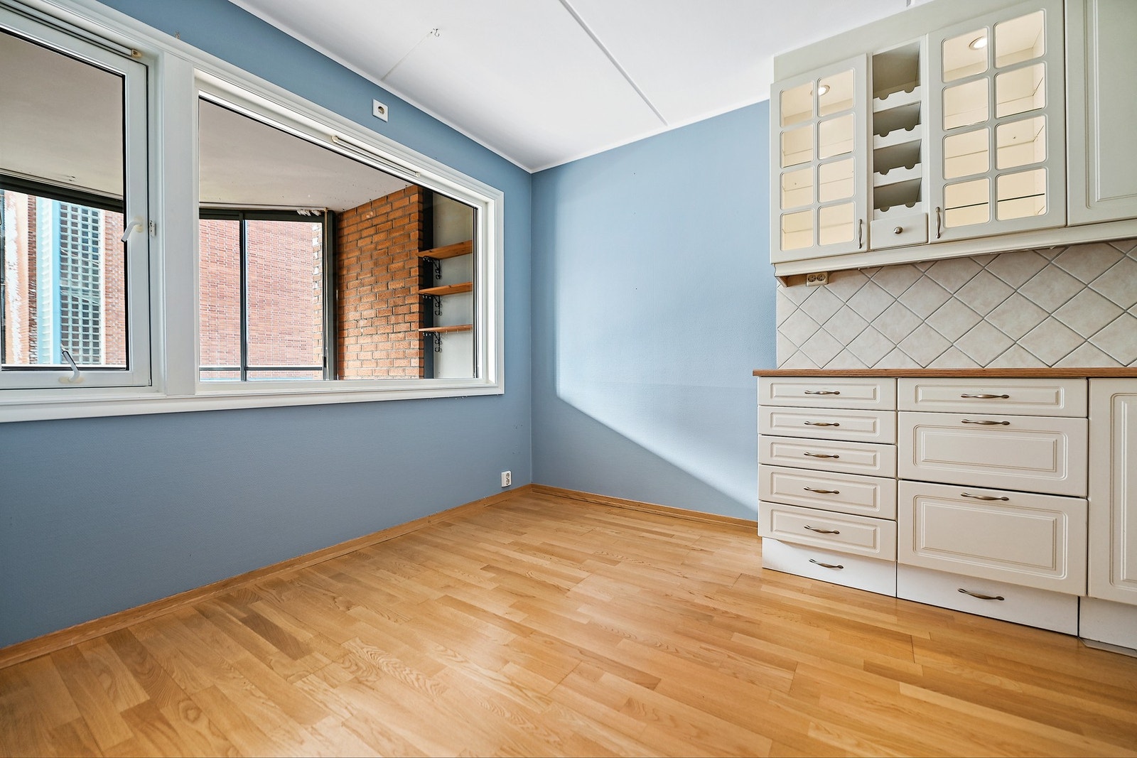 Det er rom for en trivelig spiseplass foran vinduet. Galleribilde
