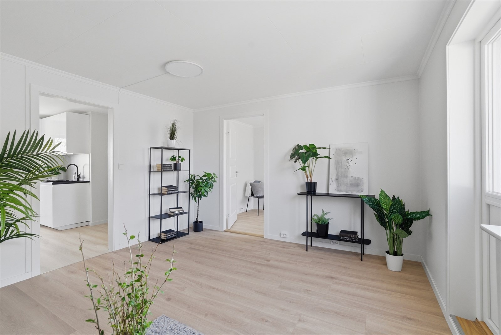 Suen oppleves som luftig og med gode møbleringsmuligheter for både sofa- og spisegruppe Galleribilde