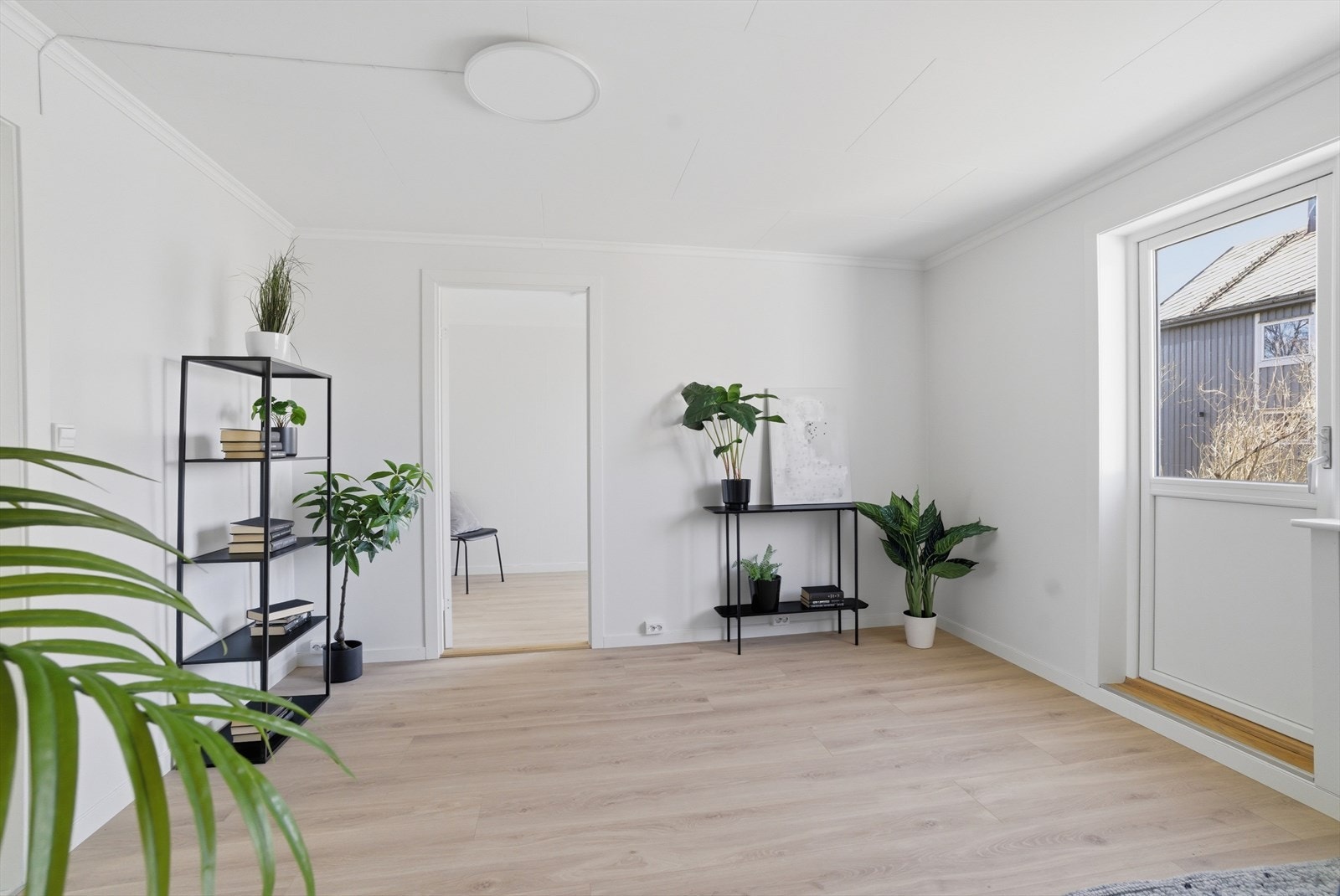 Videre er det utgang til terrasse og hage Galleribilde