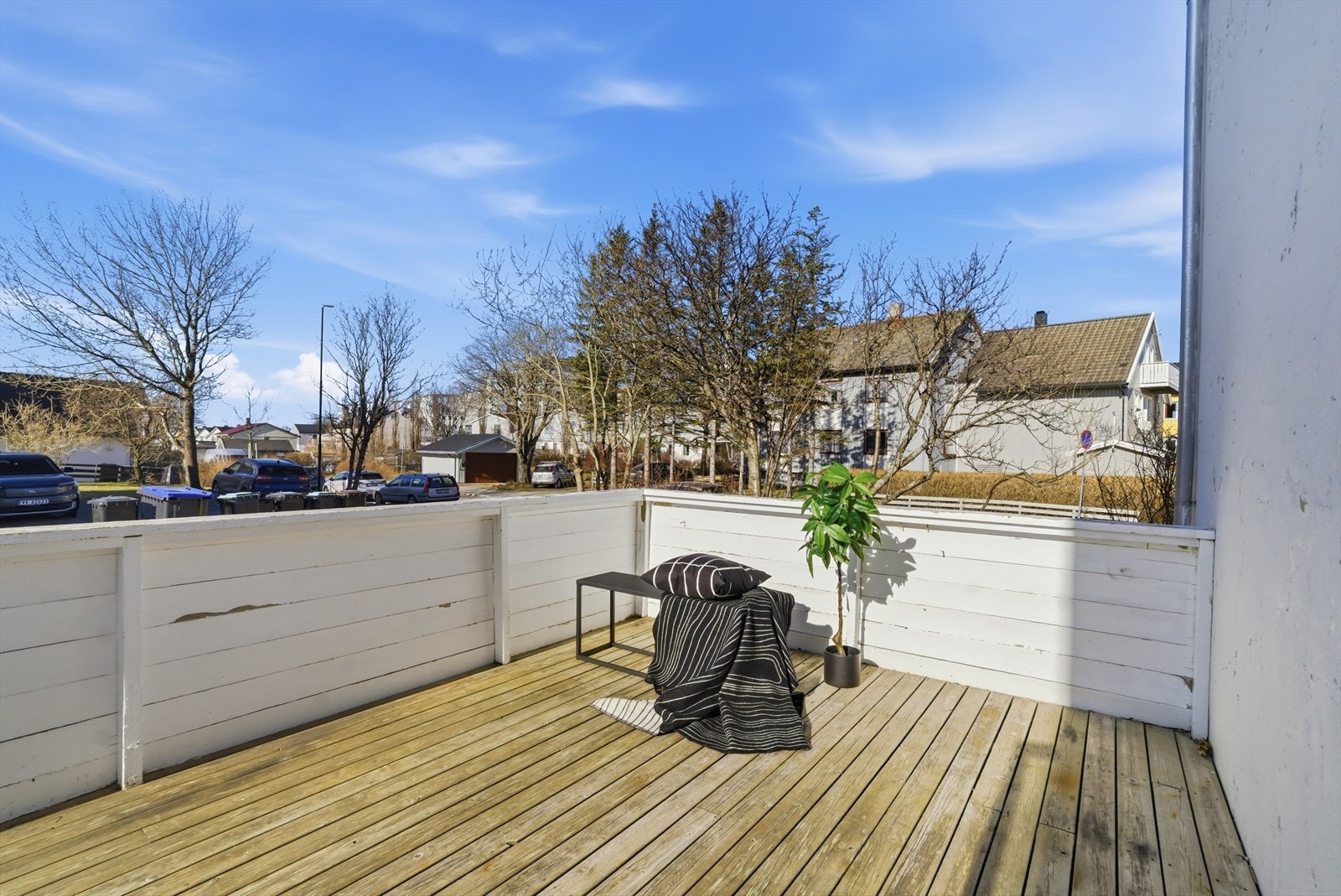 Romslig terrasse på ca. 15 kvm med god plass til utemøbler, grill etc Galleribilde
