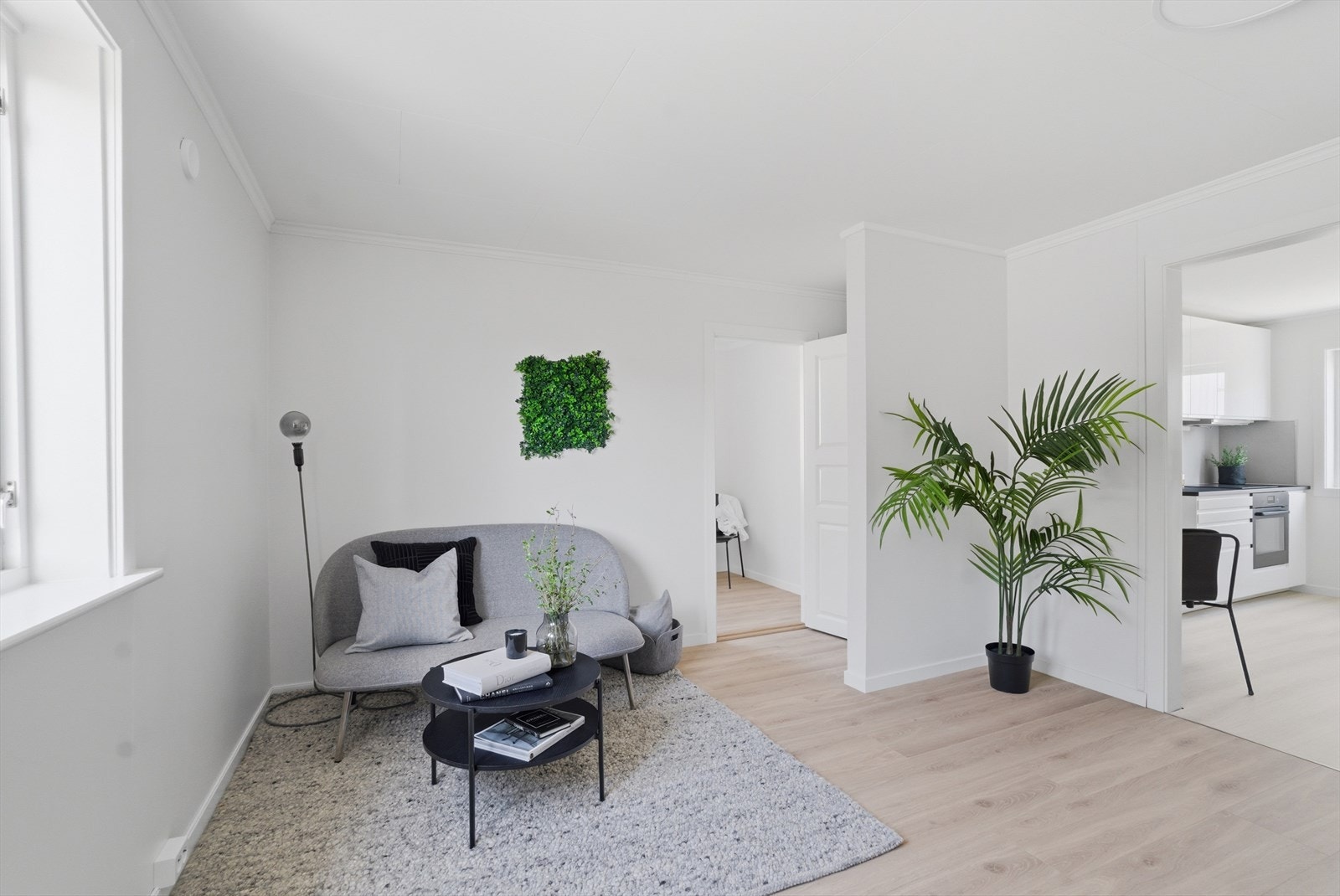 Stuen har lyse, moderne overflater og fremstår som et sosialt og trivelig oppholdsrom Galleribilde