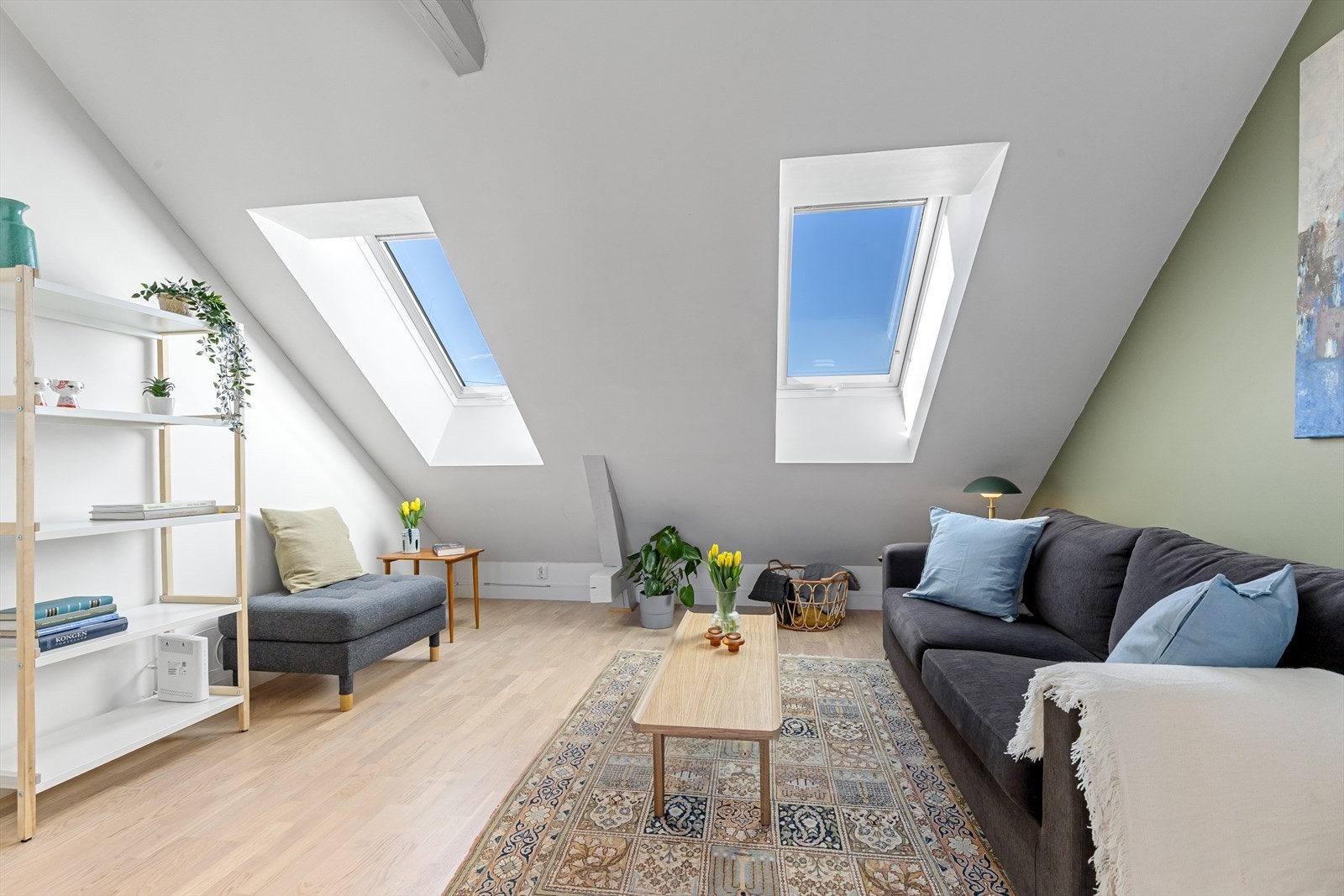 Romslig stue med god plass til sofagruppe og annen møblering. Galleribilde