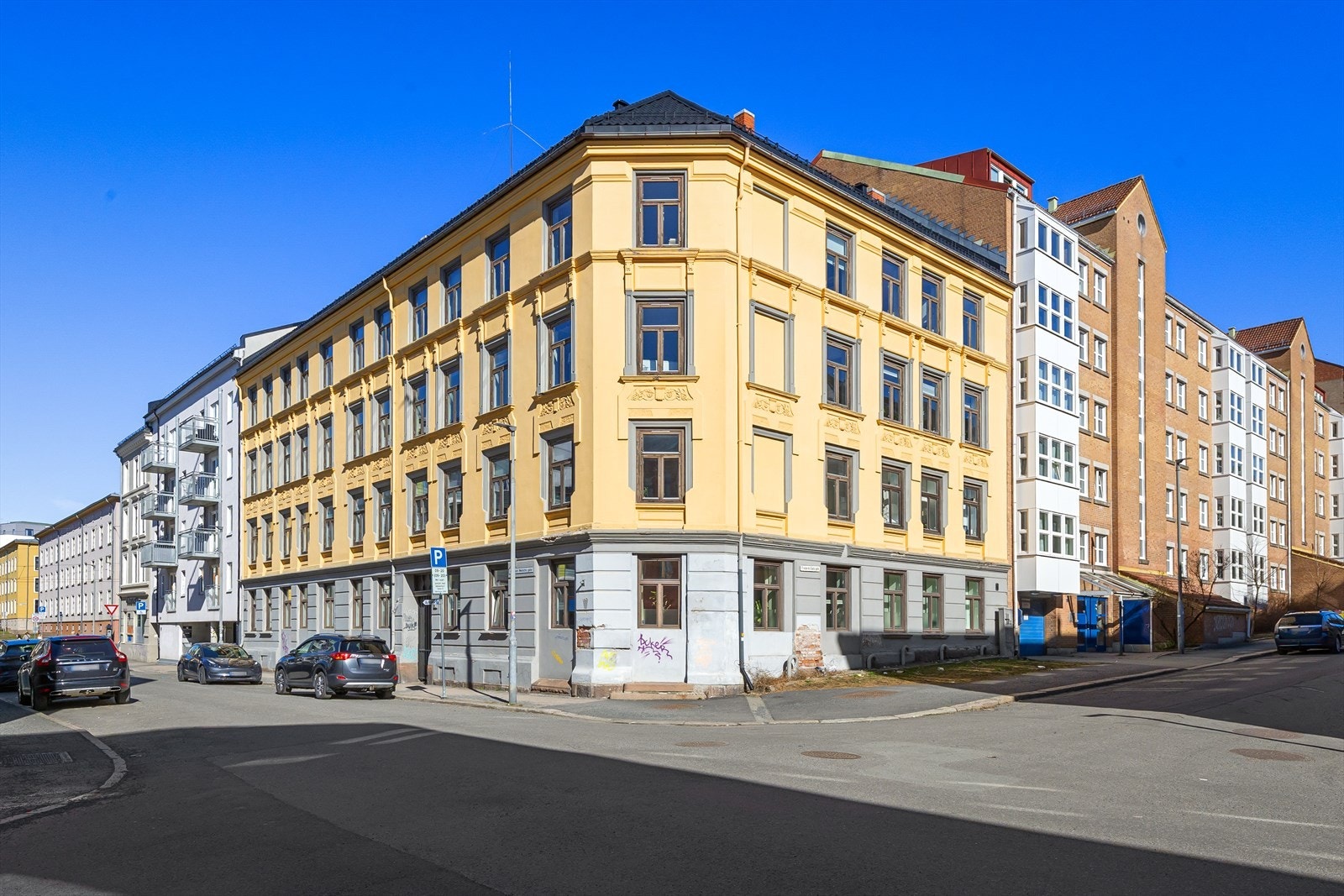 Amtmann Meinichs gate 14C ligger i det sjarmerende og livlige Sandaker-området, et nabolag som kombinerer urbane fasiliteter med grønne omgivelser. Galleribilde