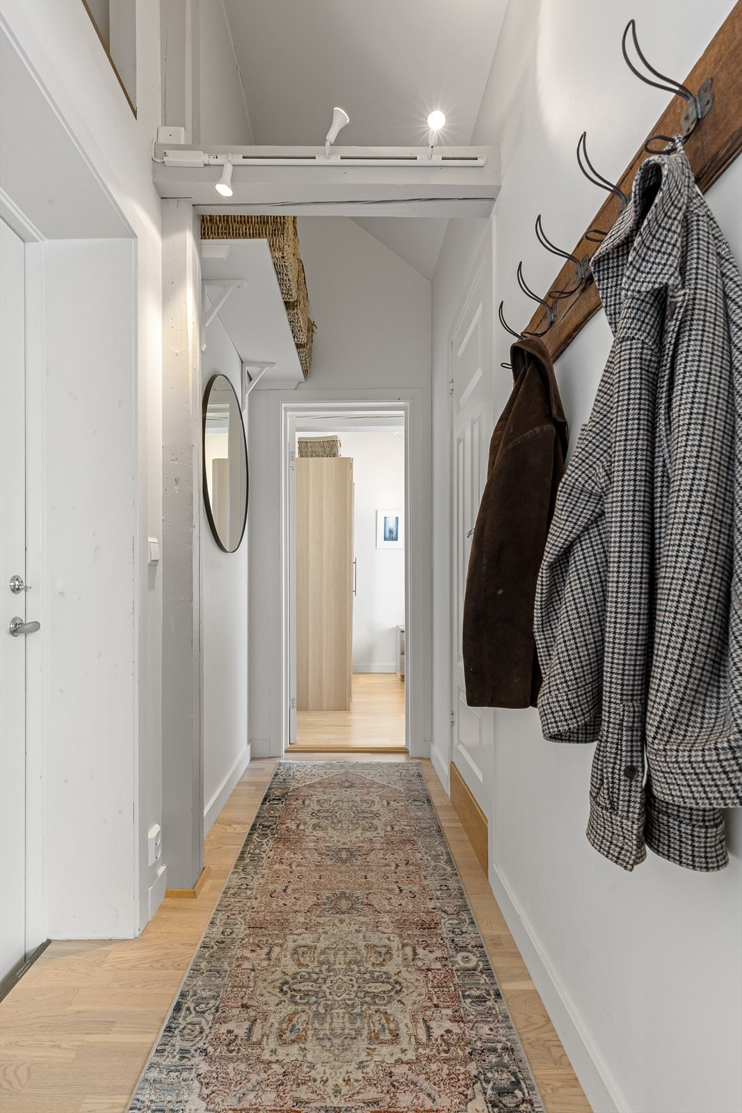 Entré/gang med plass til oppheng av yttertøy. I tillegg er det hems i gang til lagring. Galleribilde