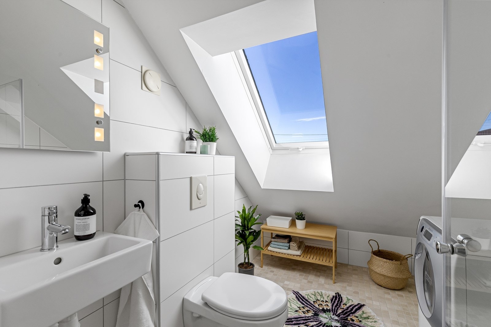 Delikat bad med servant, speil med lys, wc, dusj og opplegg for vaskemaskin. Galleribilde
