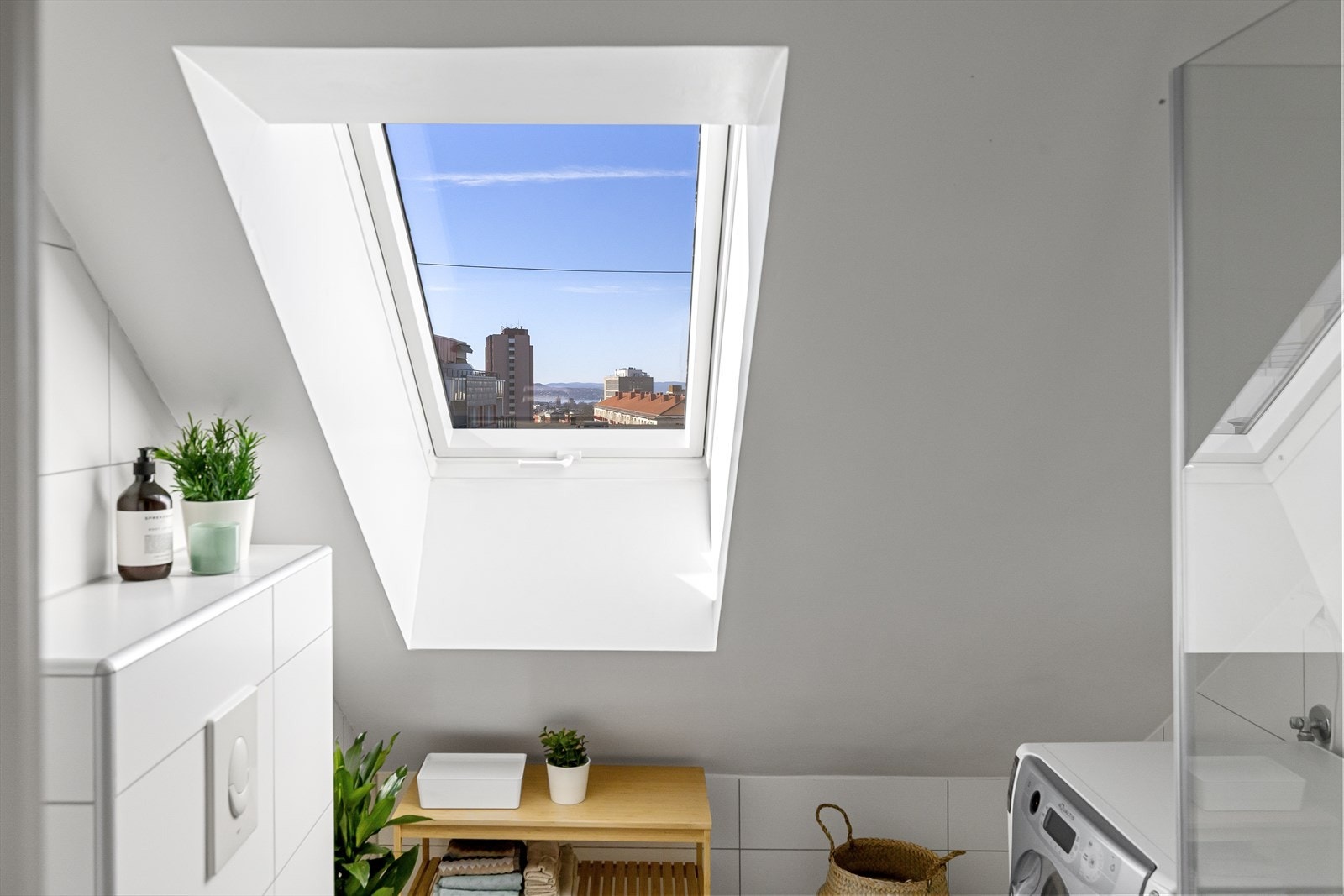 Leiligheten ligger høyt og fritt med flott utsyn. Galleribilde