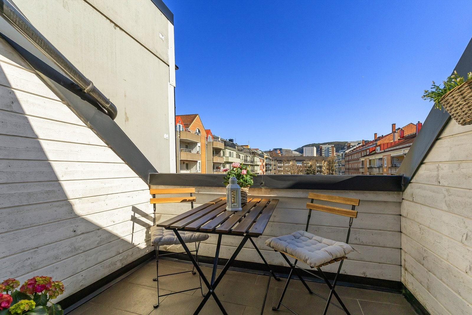 En lys og gjennomgående toppleilighet med lun og skjermet terrasse på 4 kvm. Galleribilde